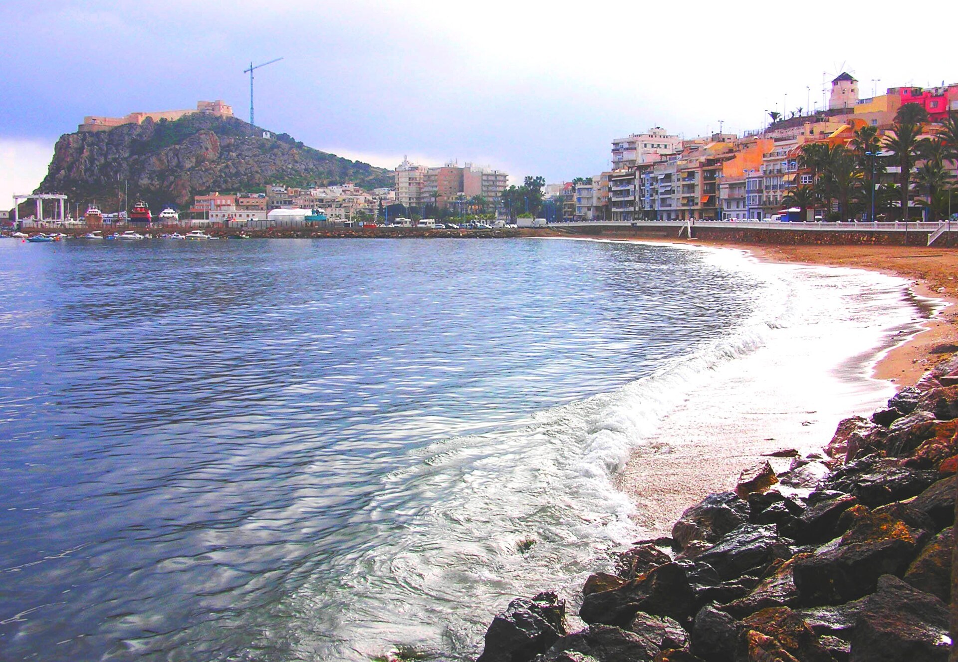 Águilas (Murcia), vista del puerto, playa y castillo sobre el peñasco