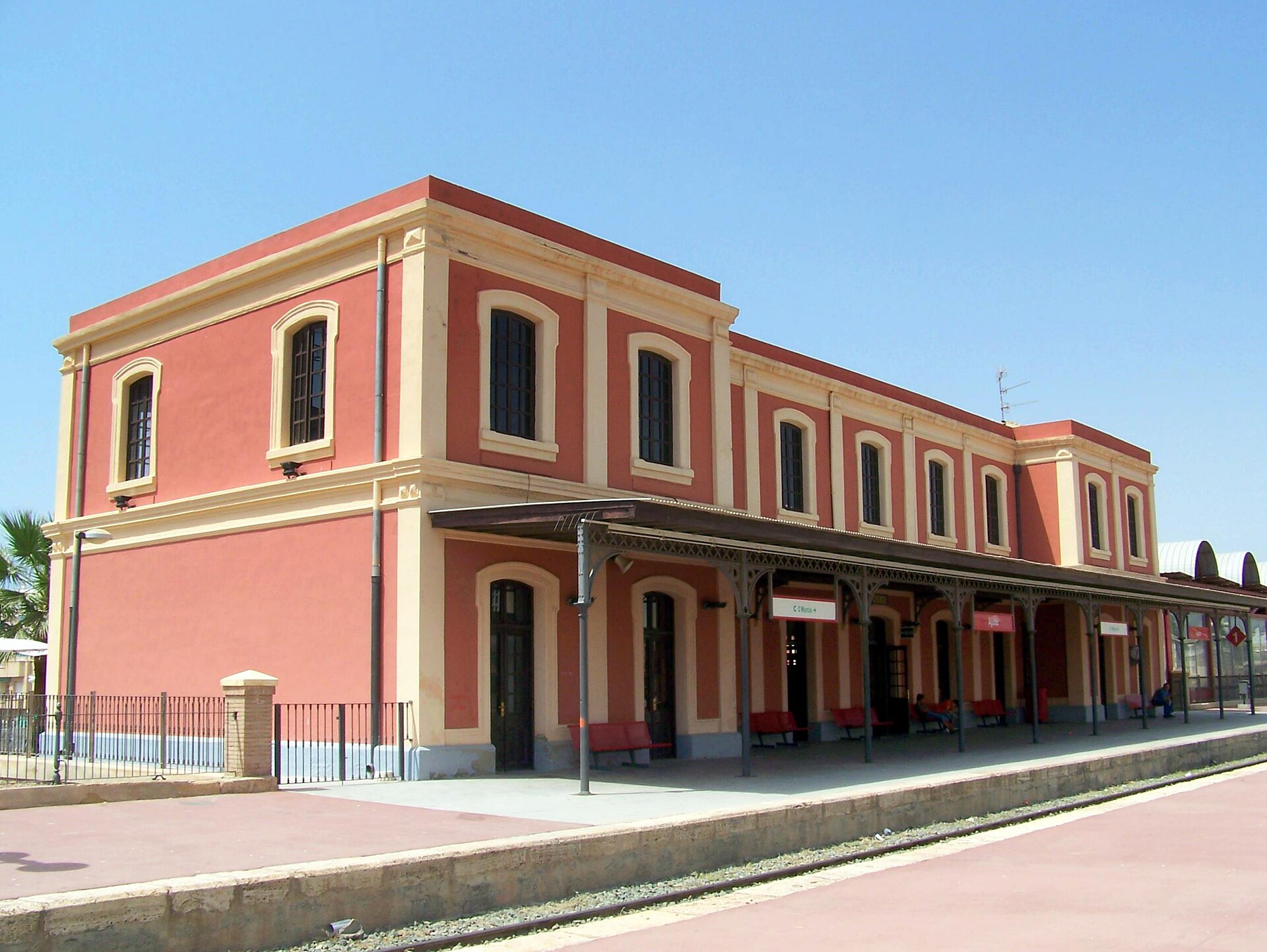 Estación de Águilas, fachada exterior del edificio de viajeros