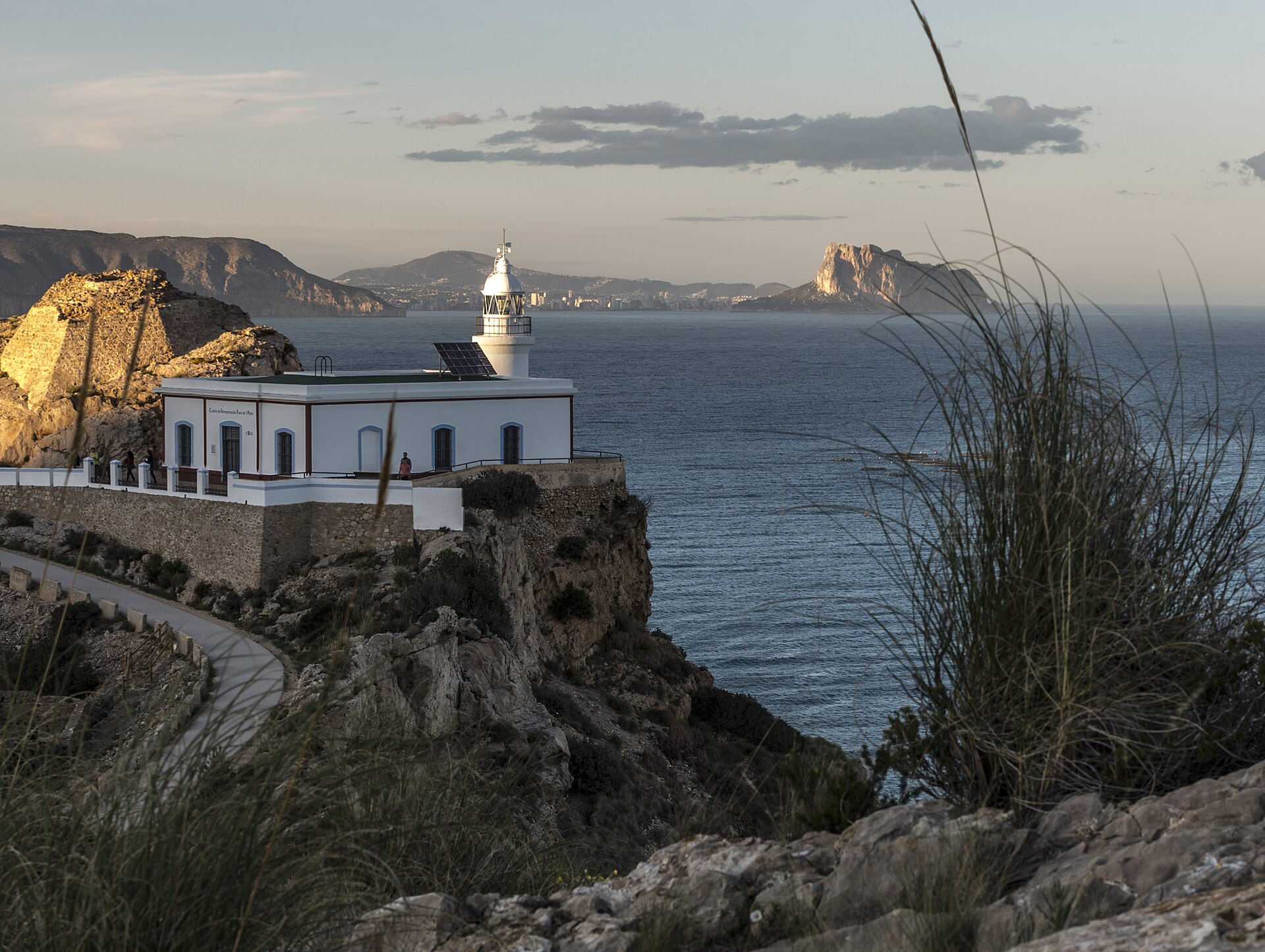 Faro de l'Albir (L'Alfàs del Pi) sobre los acantilados