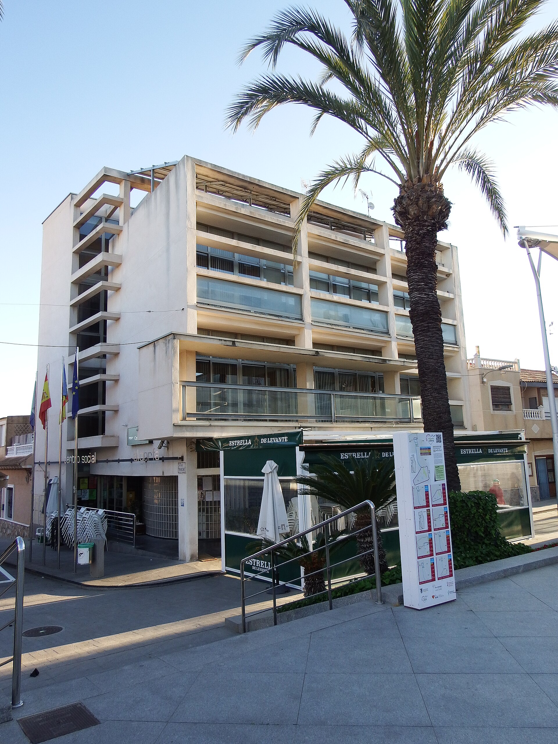Centro Social de Algorfa, edificio con bandera