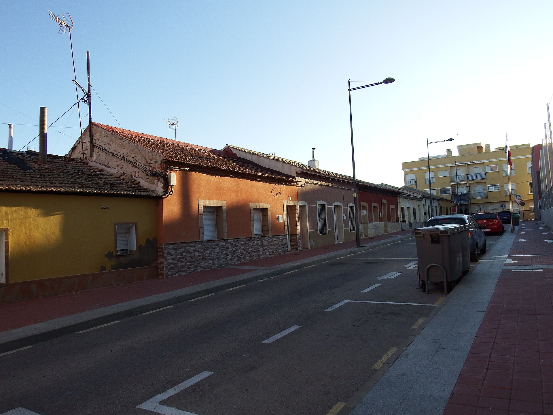 Calle Mayor de Algorfa con casas bajas