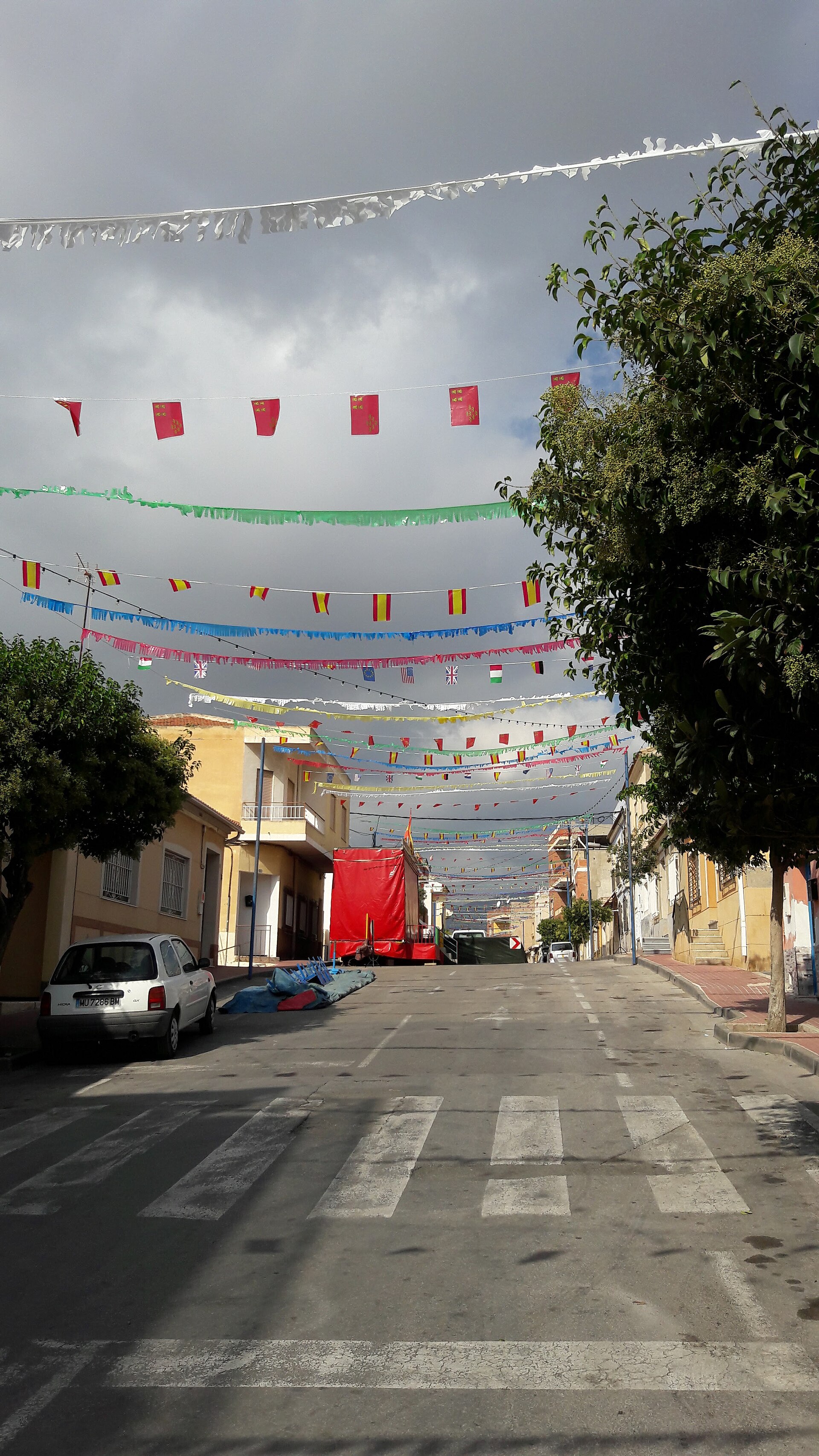 Calle del Barrio de los Dolores con banderines festivos, Alhama de Murcia