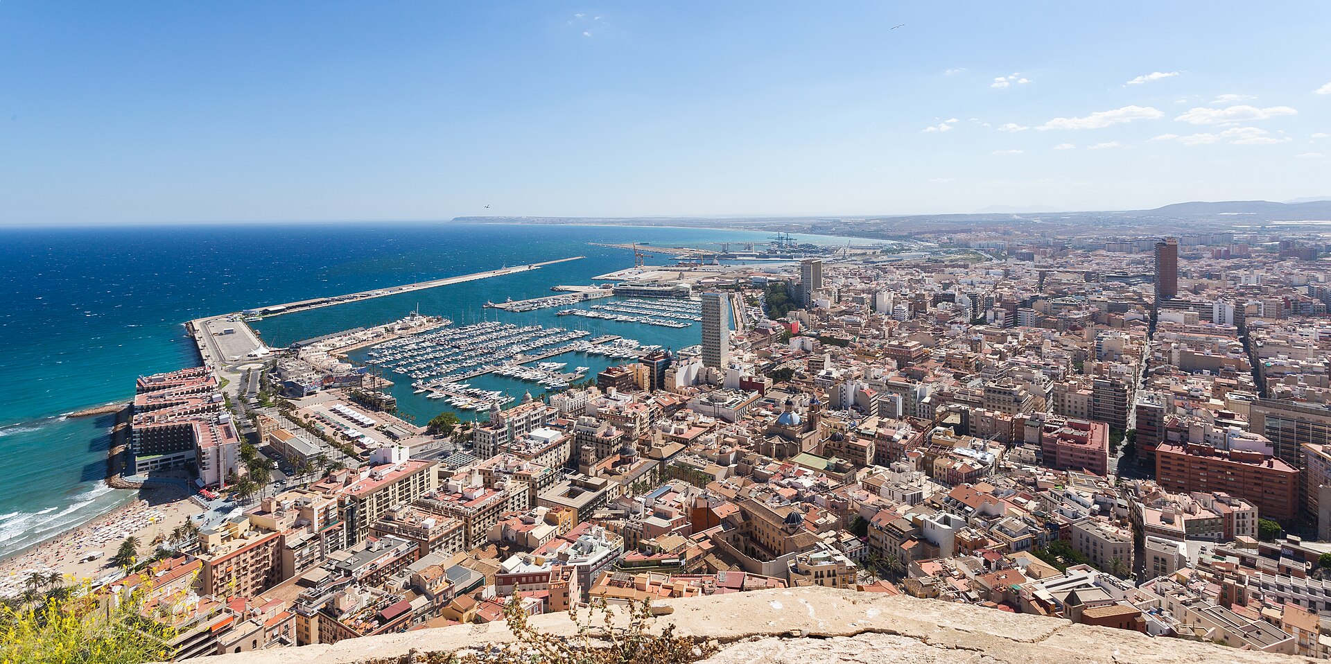 Vista aérea del puerto y la trama urbana de Alicante