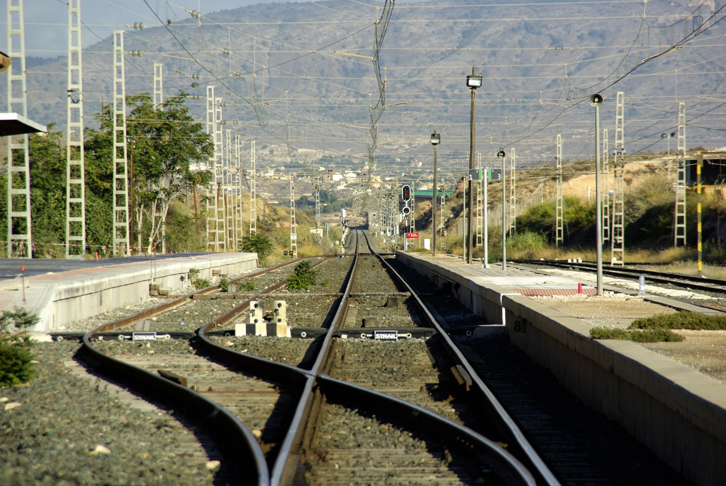 Estación Novelda‑Aspe con vías y andenes