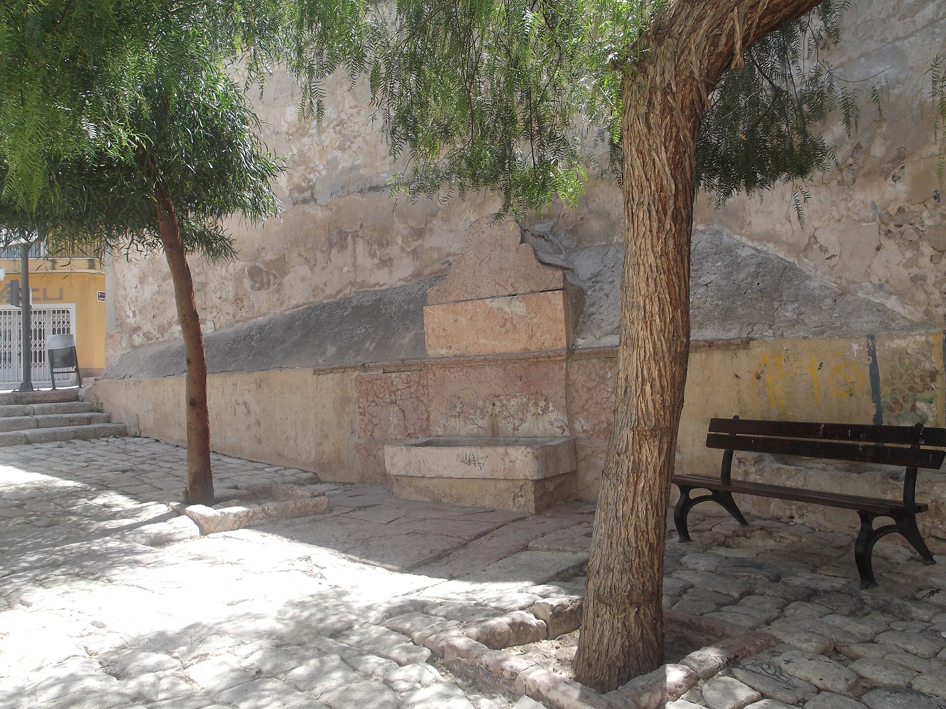Fuente La Peña en Aspe bajo árboles