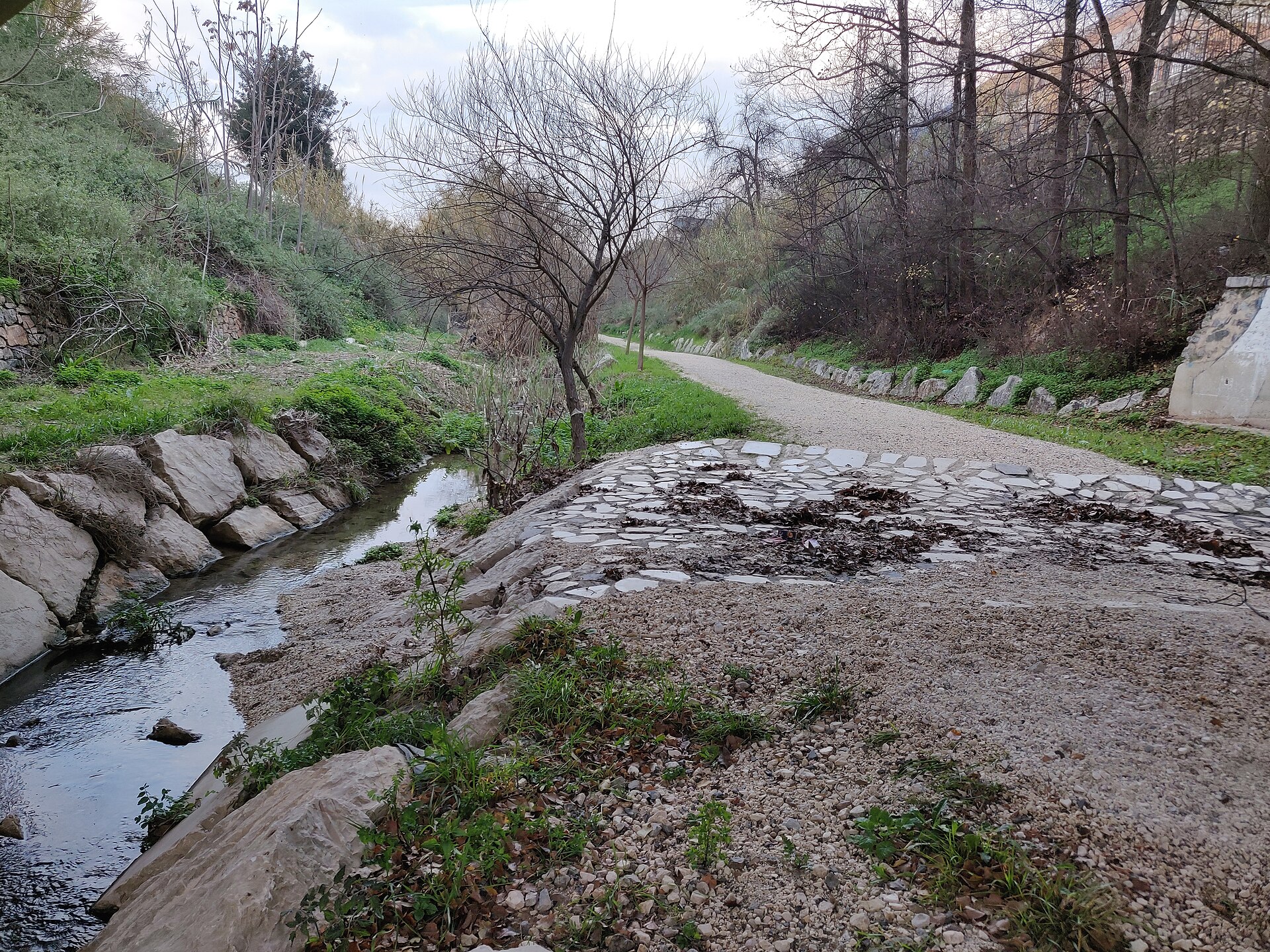 Lecho y sendero junto al río Tarafa