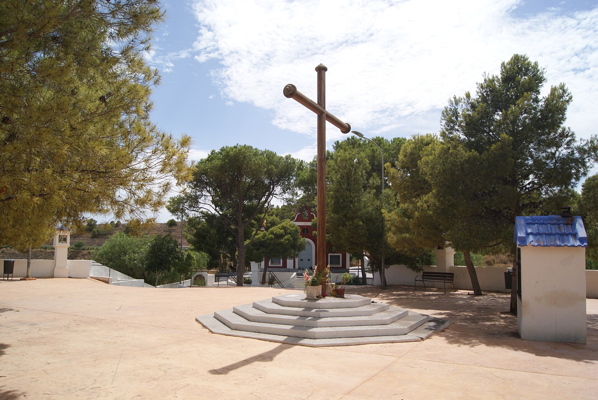 Plaza y cruz en la pedanía de Santa Cruz (Aspe)