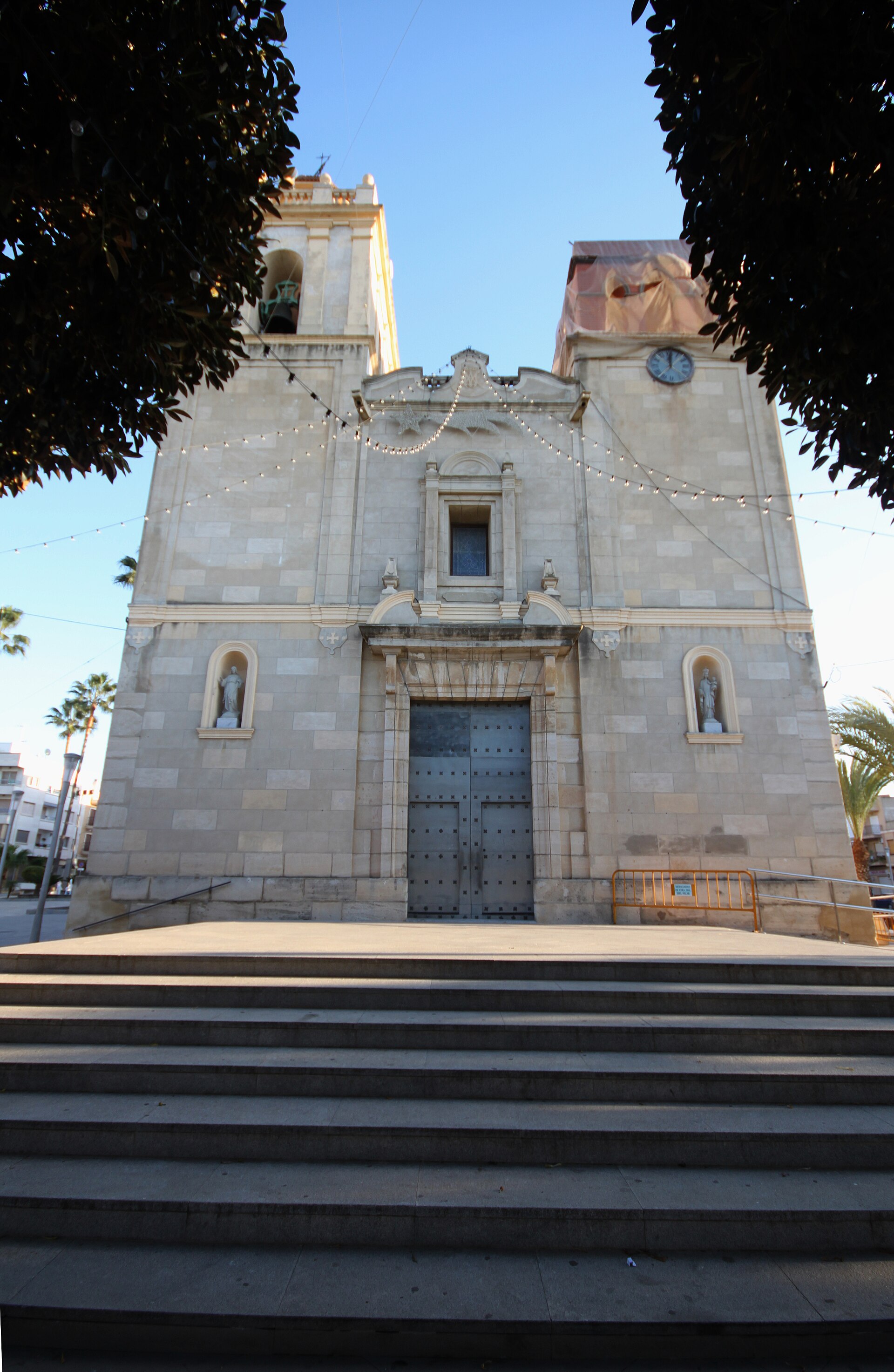 Iglesia de Benejúzar, torre y campanario en primer plano