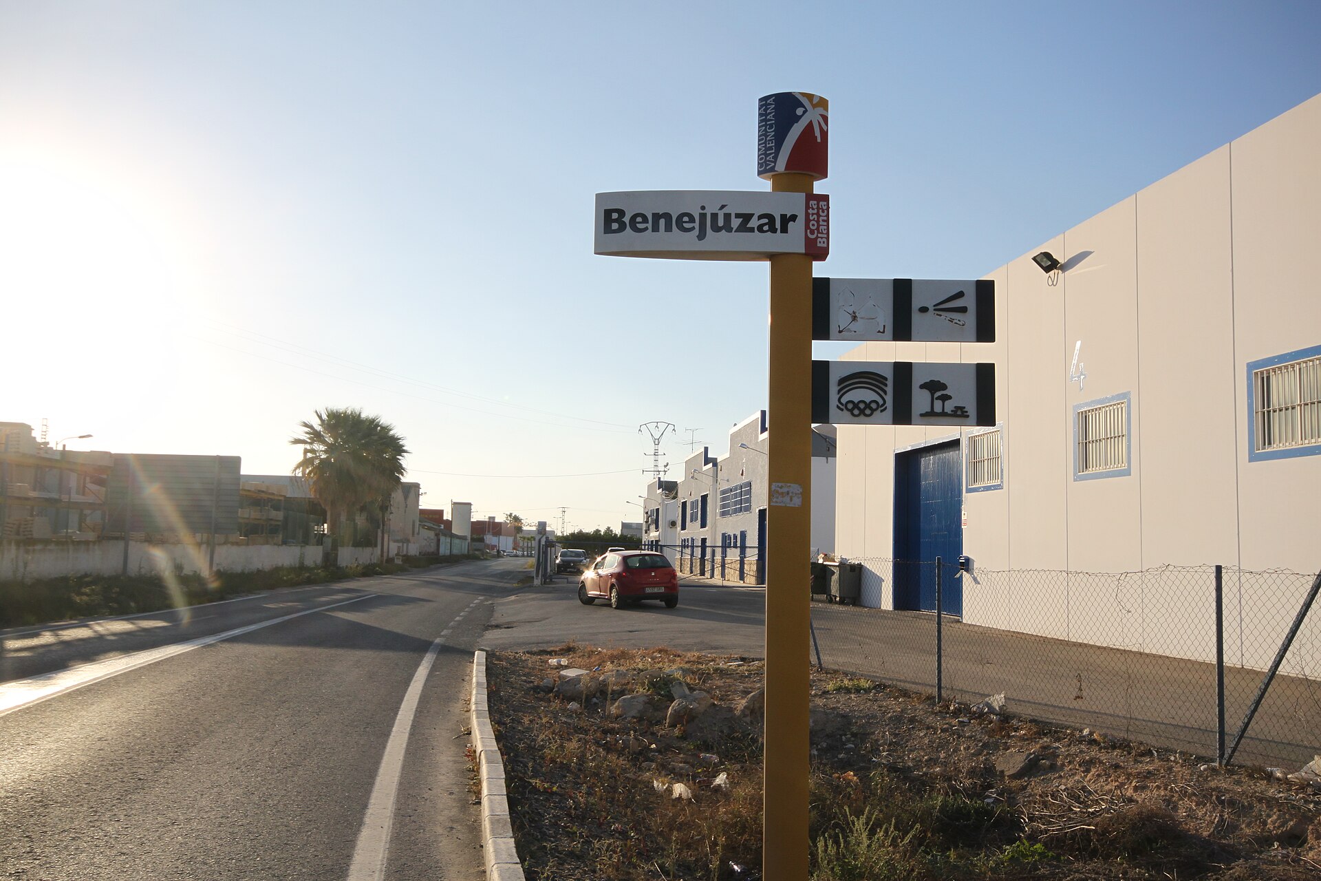 Cartel vertical con el nombre 'Benejúzar' en acceso industrial
