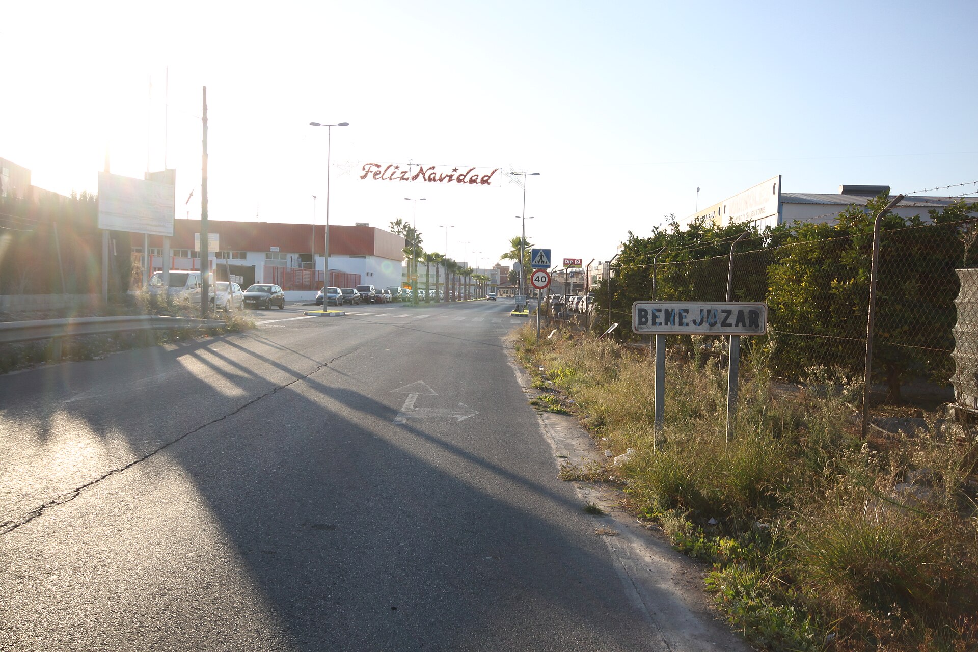 Cartel bajo en el borde de la carretera con texto 'BENEJAZAR'