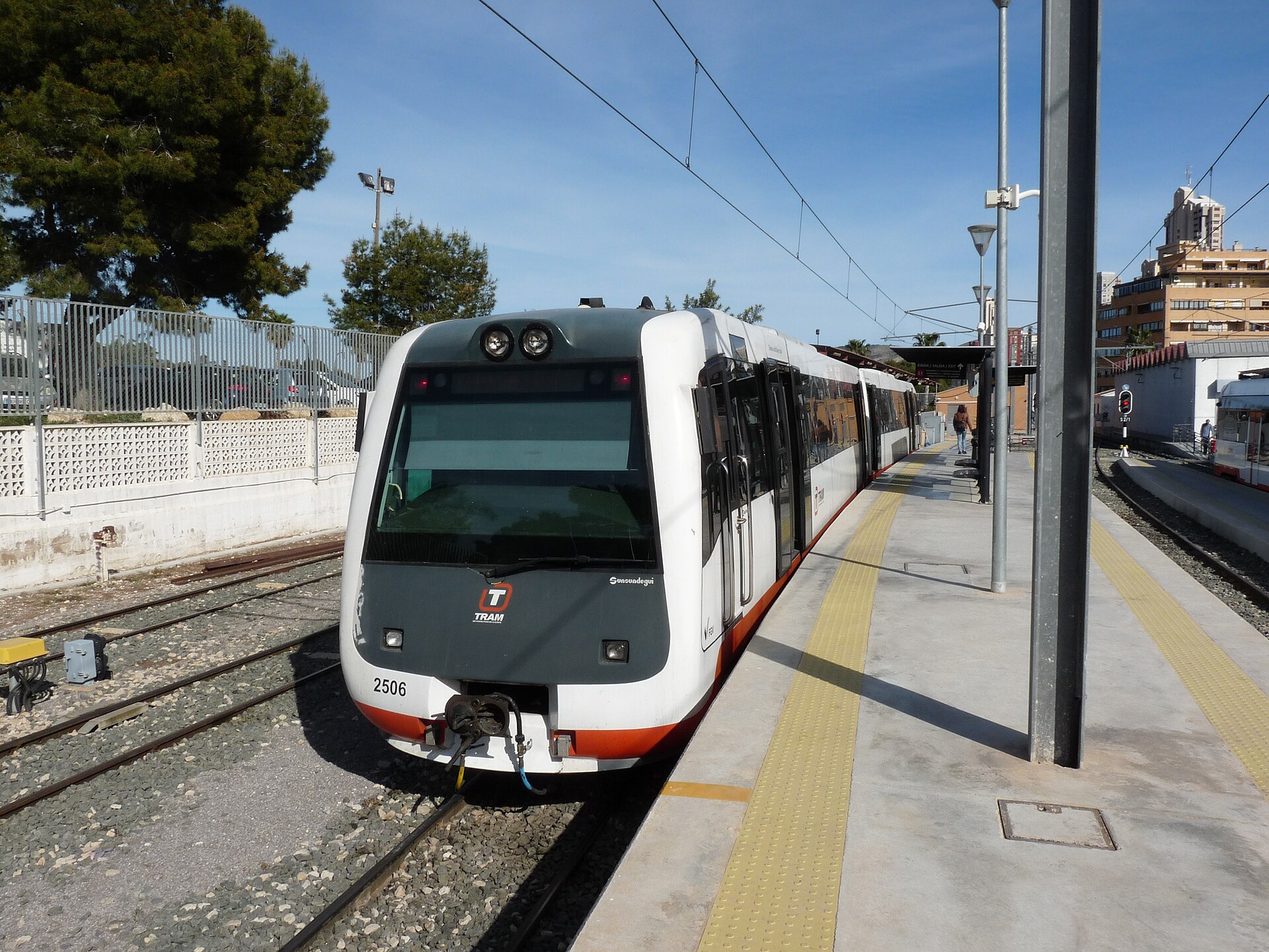 Cabecera de convoy en la estación de Benidorm junto a andén
