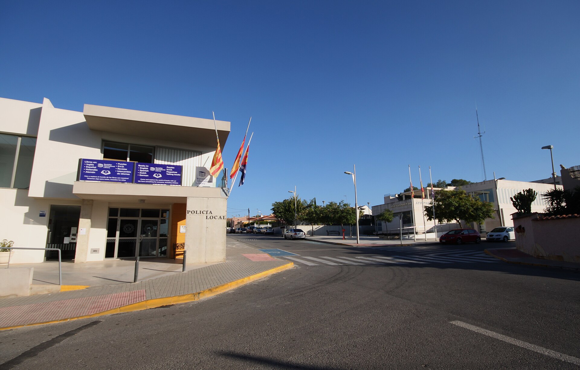 Fachada del edificio de la Policía Local y banderas en Benijófar