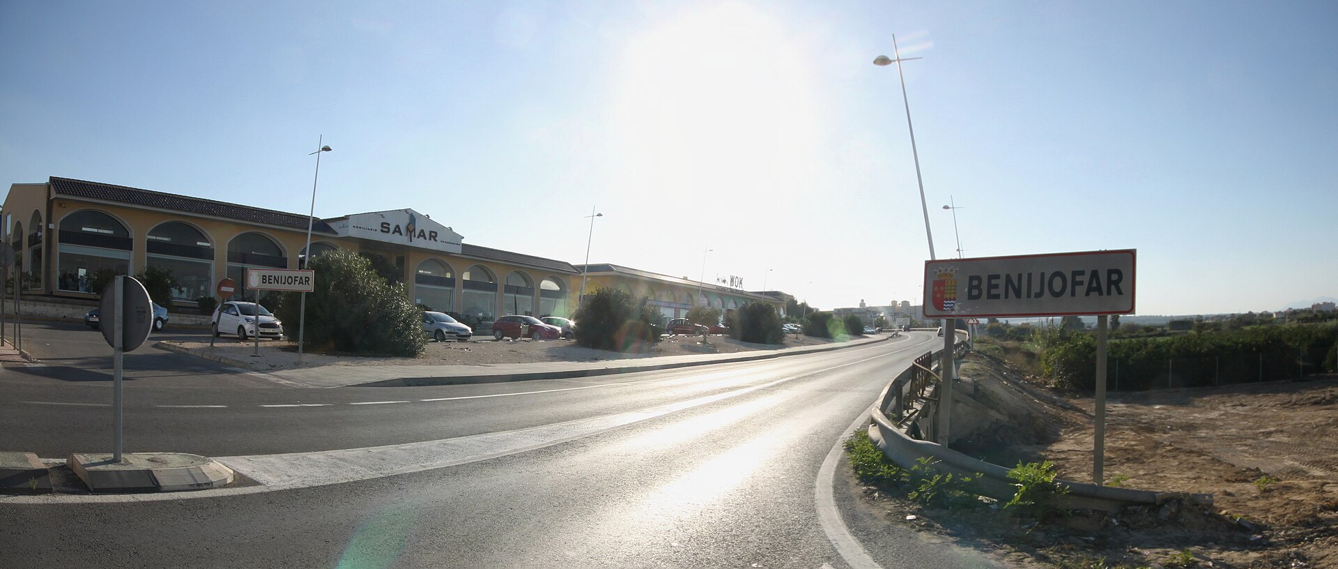 Entrada a Benijófar con señal del municipio
