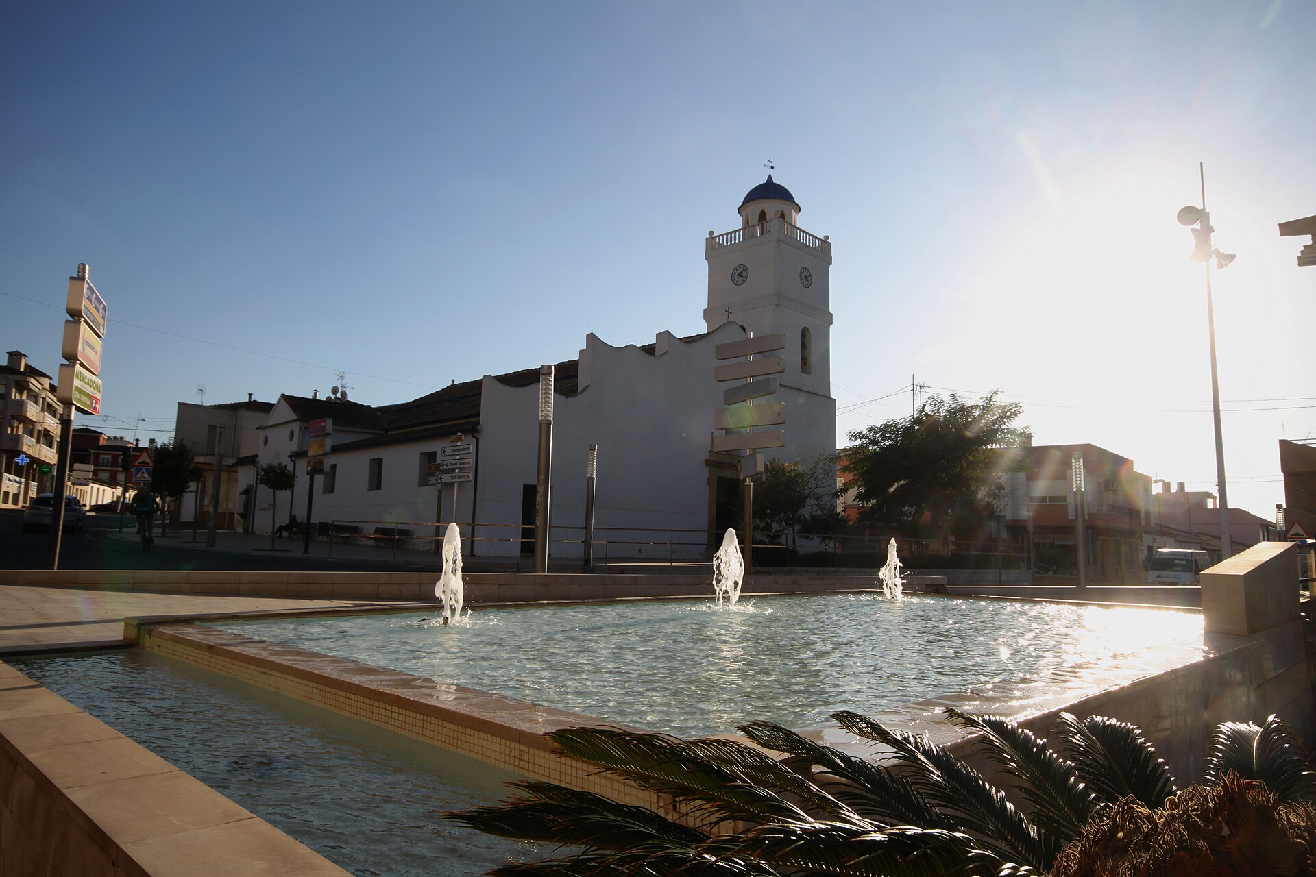 Fuente y fachada de la iglesia en la plaza de Benijófar