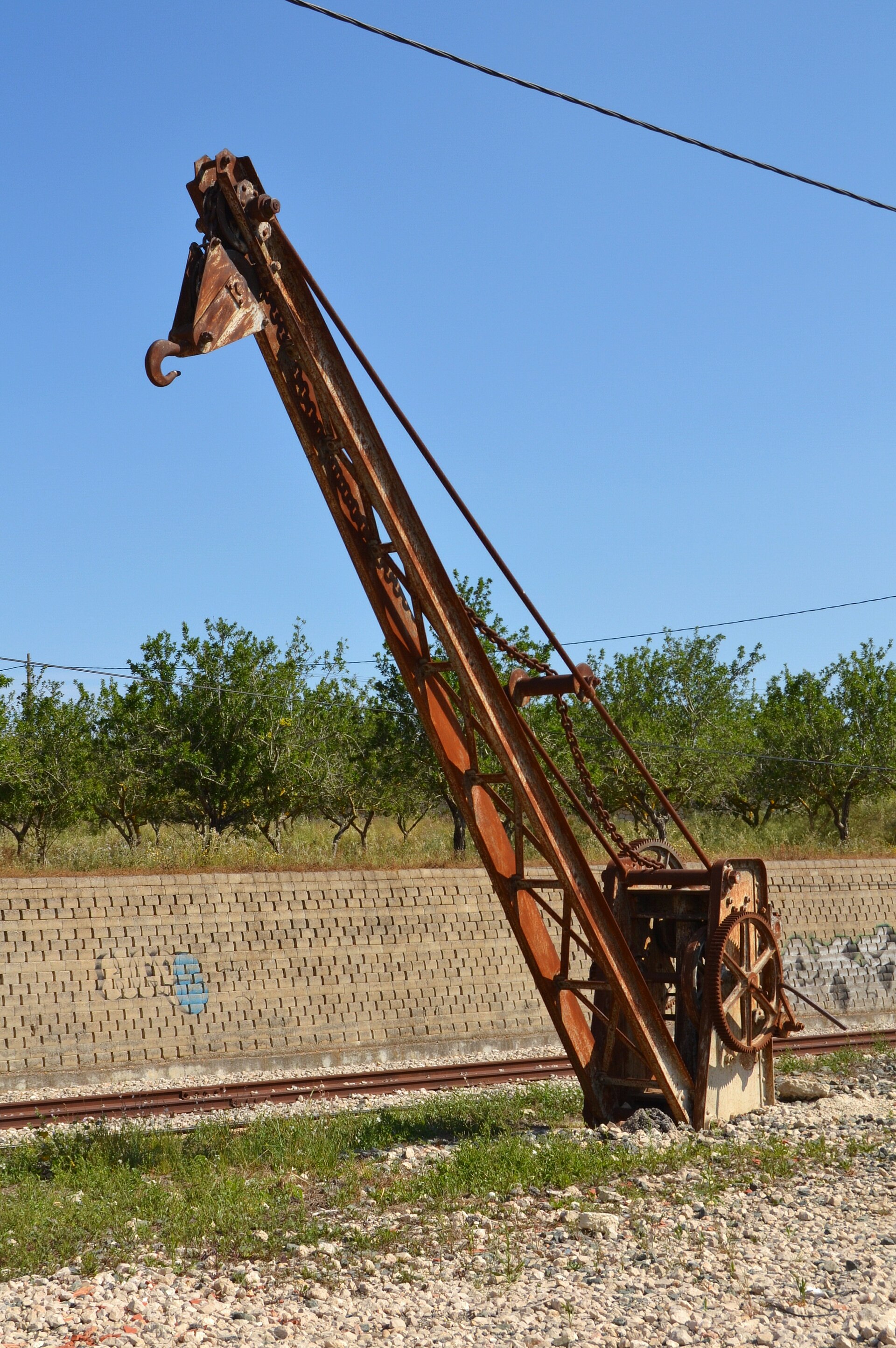 Grua ferroviària antiga a l'estació de Benissa