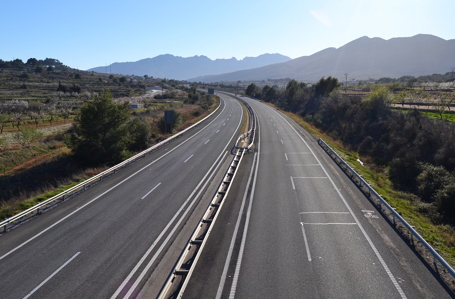 Autopista AP-7 amb la serra de Bèrnia al fons, Benissa