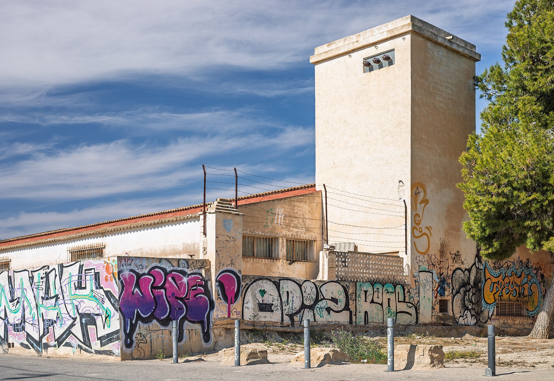 Edificio industrial vacío junto a Calle La Loma en Bigastro