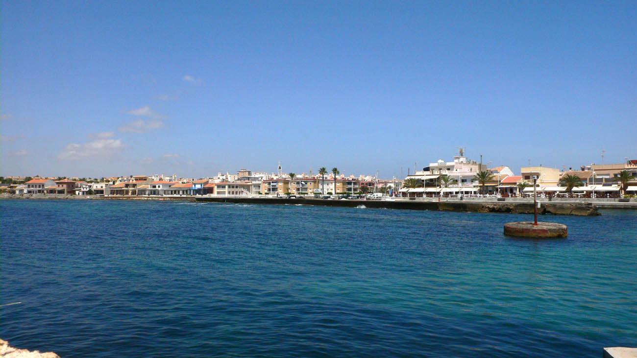Muelle y fachada marítima del puerto de Cabo de Palos