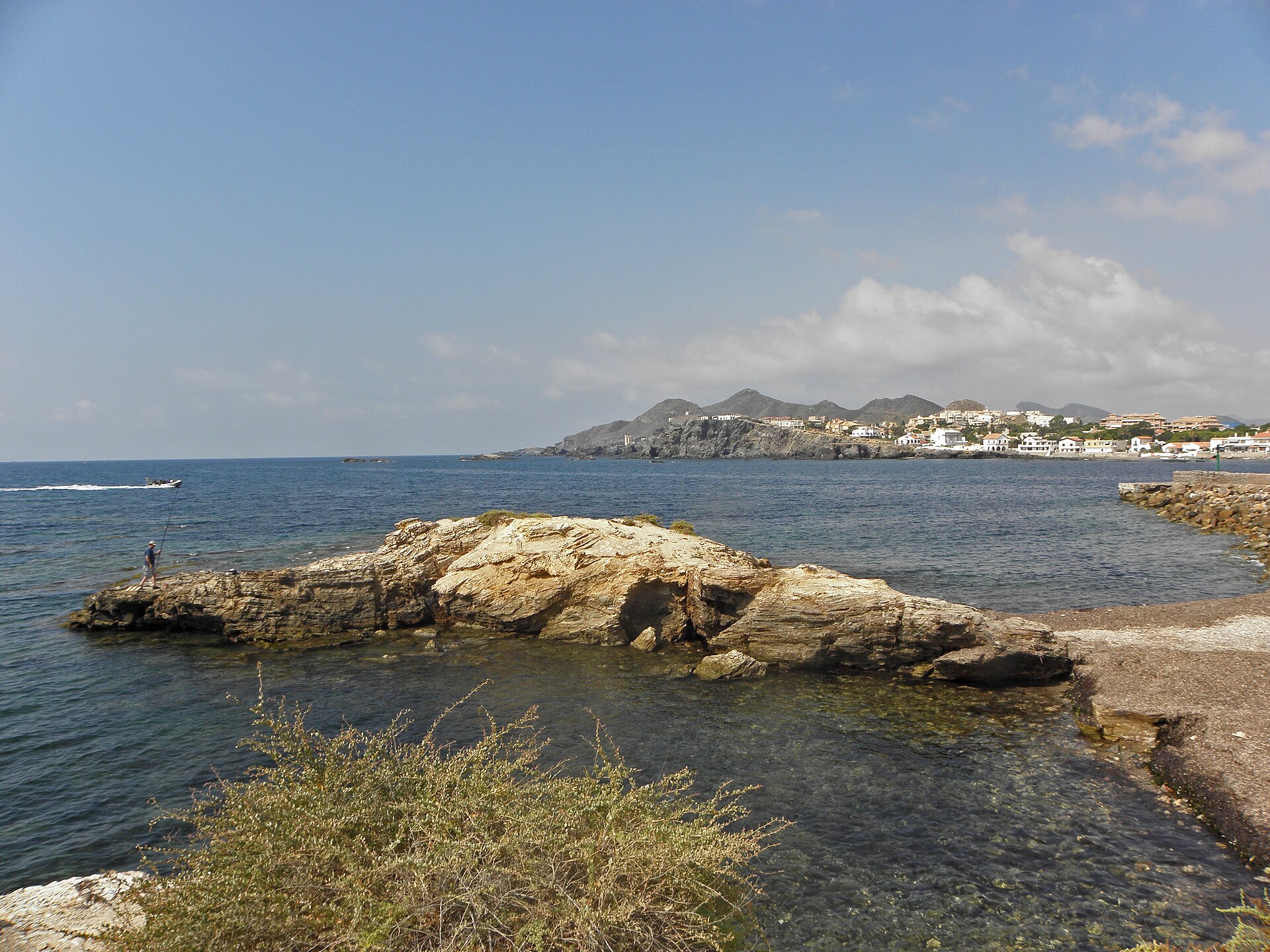 Costa rocosa y pescador en Cabo de Palos
