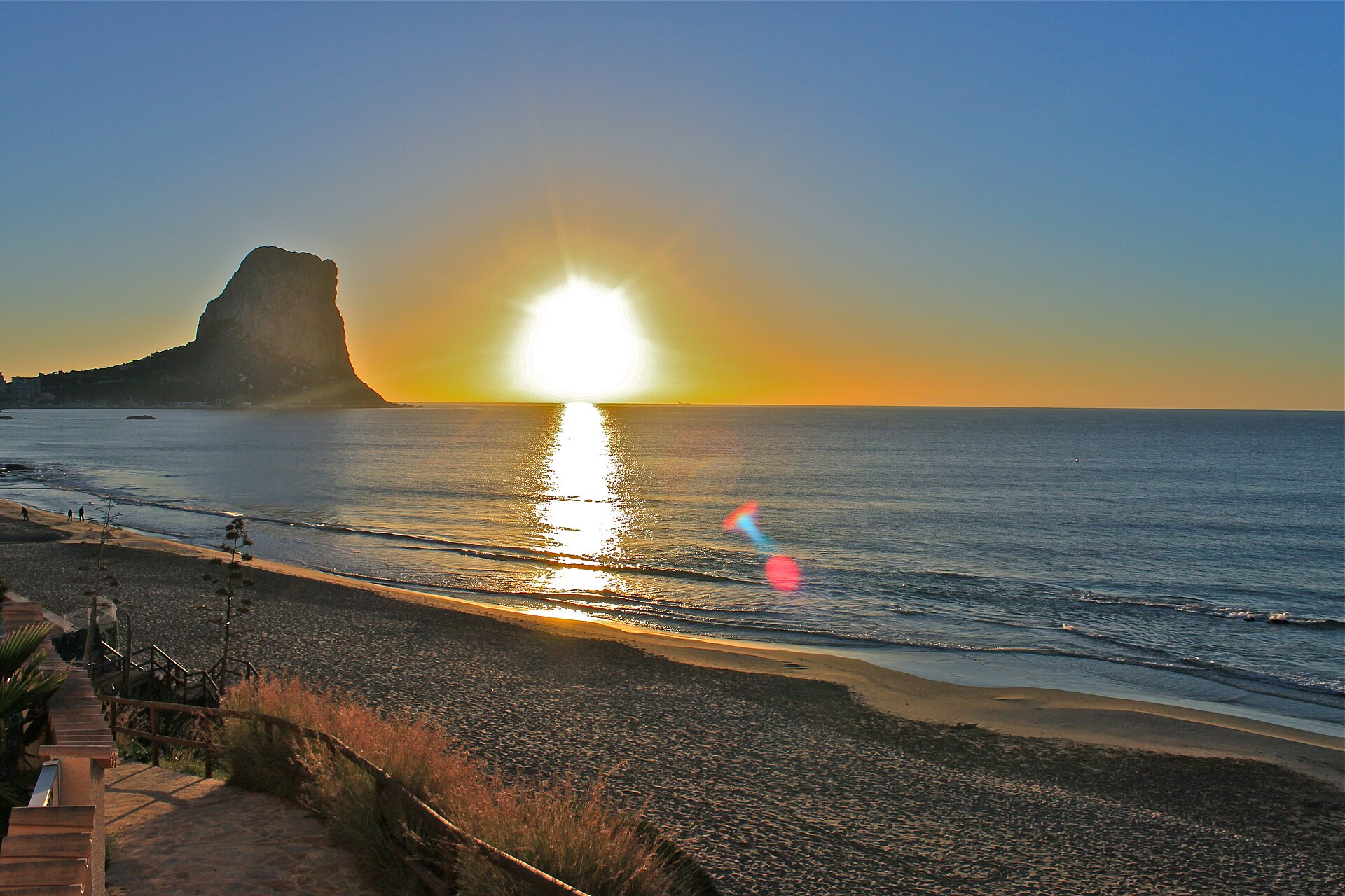 Atardecer sobre el Peñón de Ifach y la playa de Poniente, Calpe