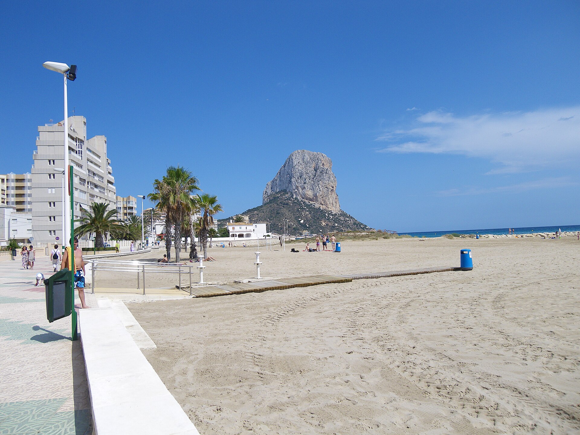 Paseo marítimo y Peñón de Ifach desde la playa del Arenal