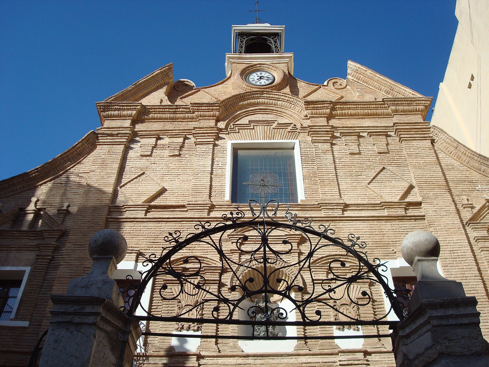 Detalle de la fachada e reloj de la Iglesia del Carmen en Cartagena (España)