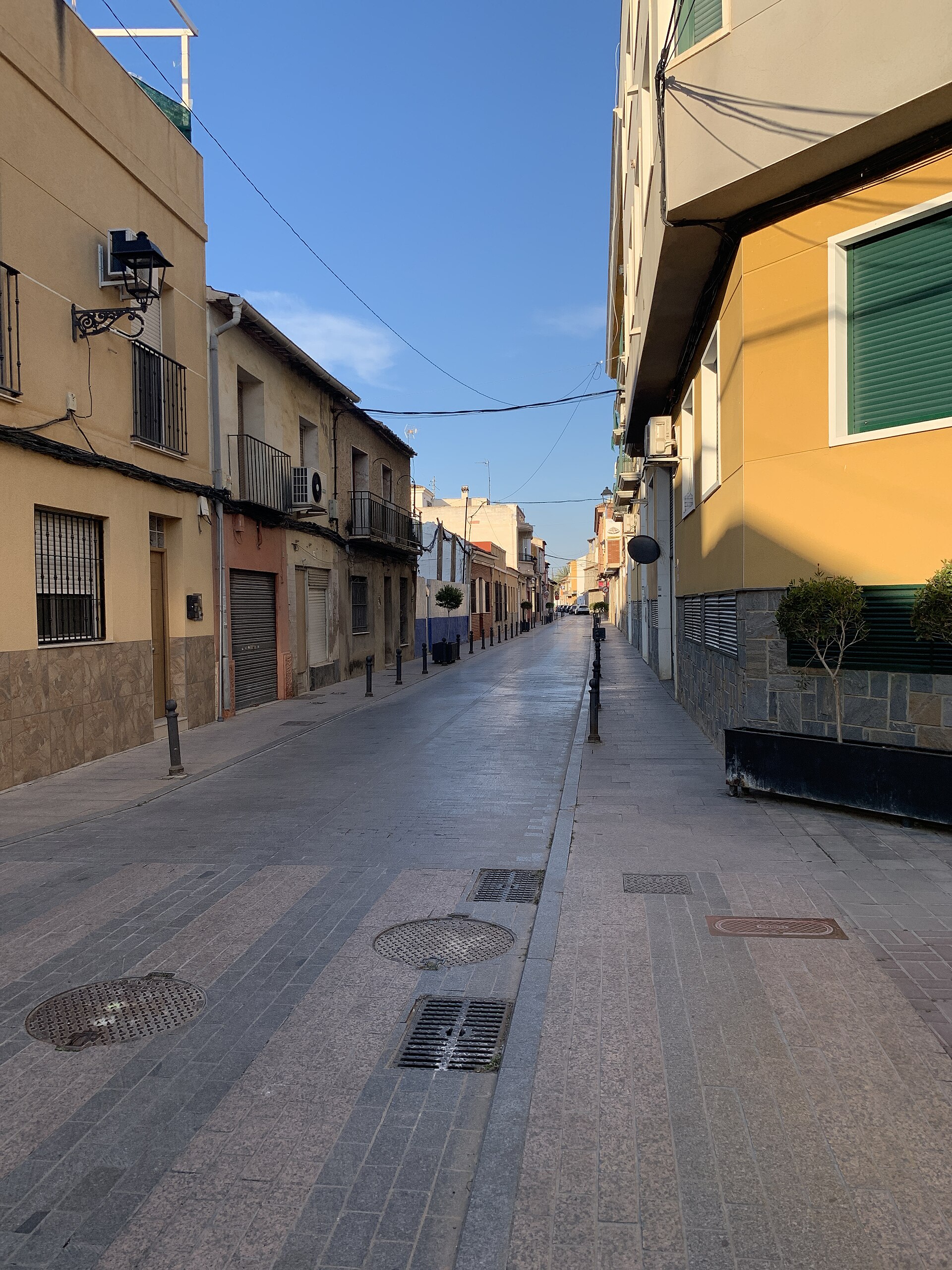 Calle urbana peatonal en el centro de Catral