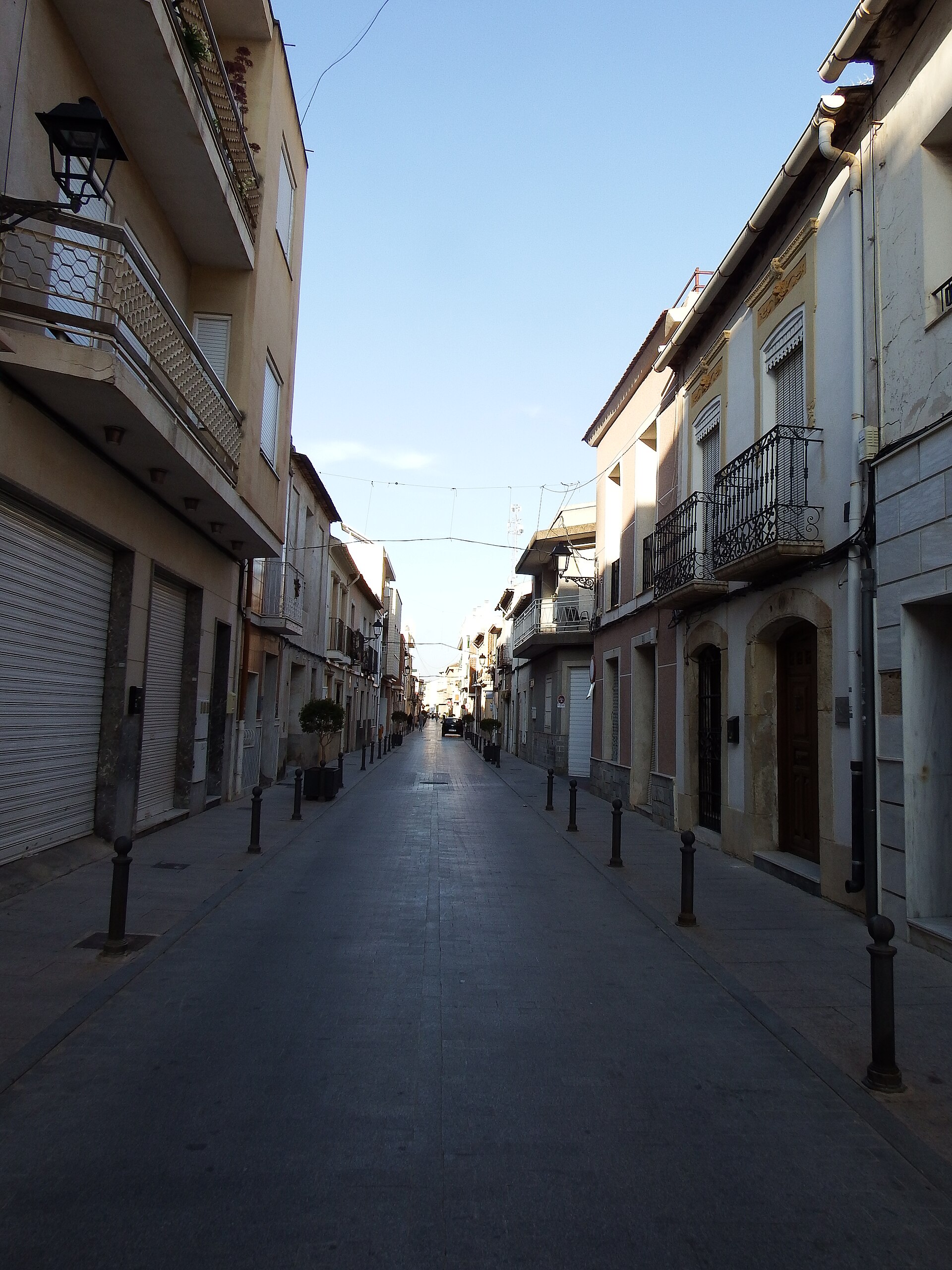 Calle típica con soportes y balcones en Catral