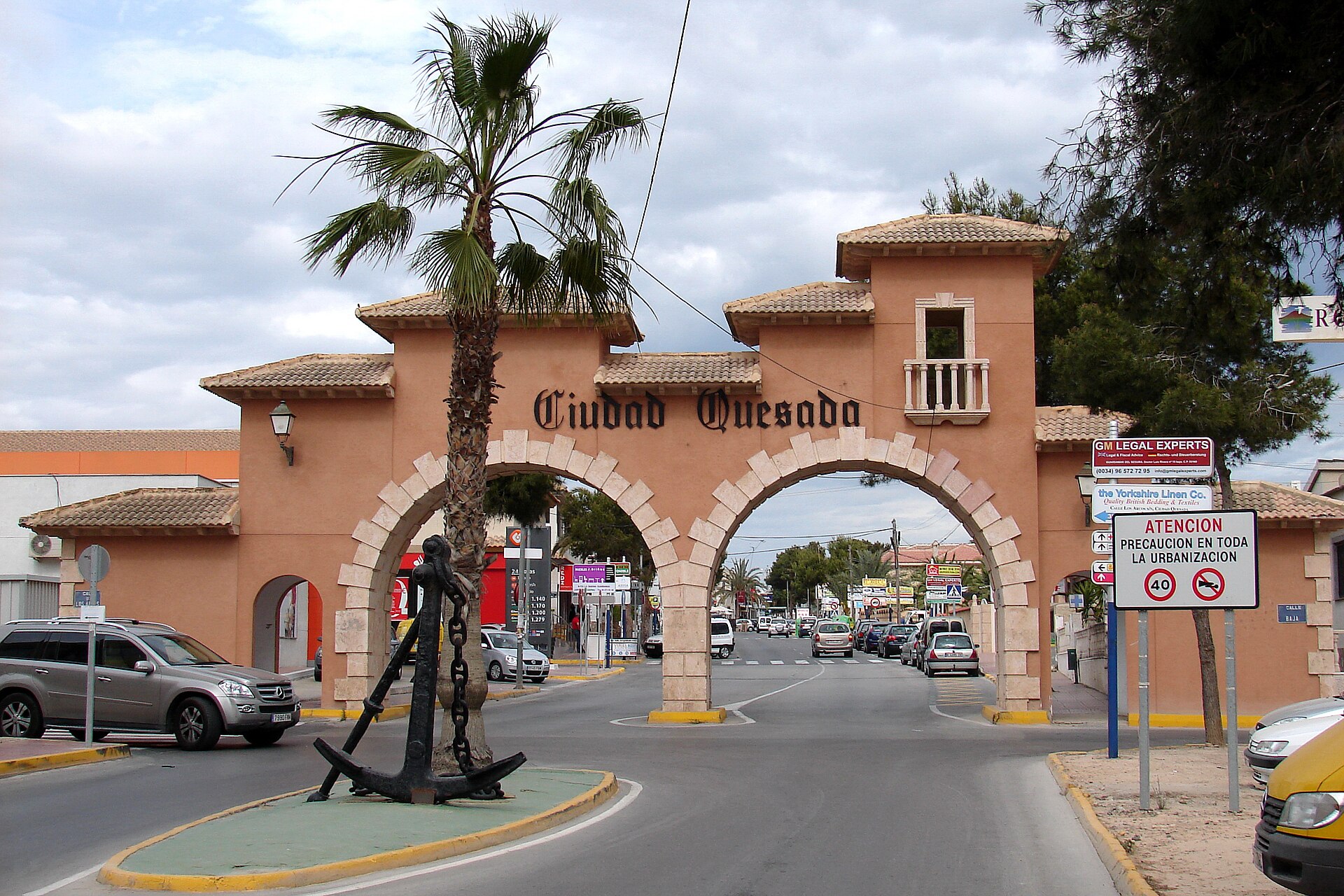 Entrada principal con arcos y rótulo 'Ciudad Quesada'