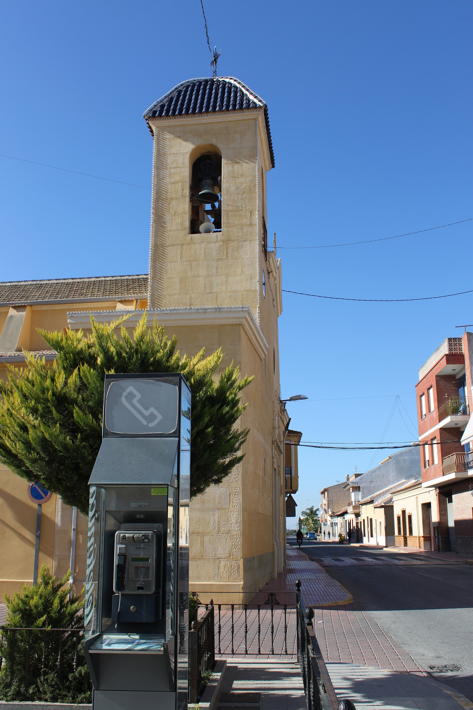 Daya Nueva — Cabina telefónica en la plaza junto a la iglesia