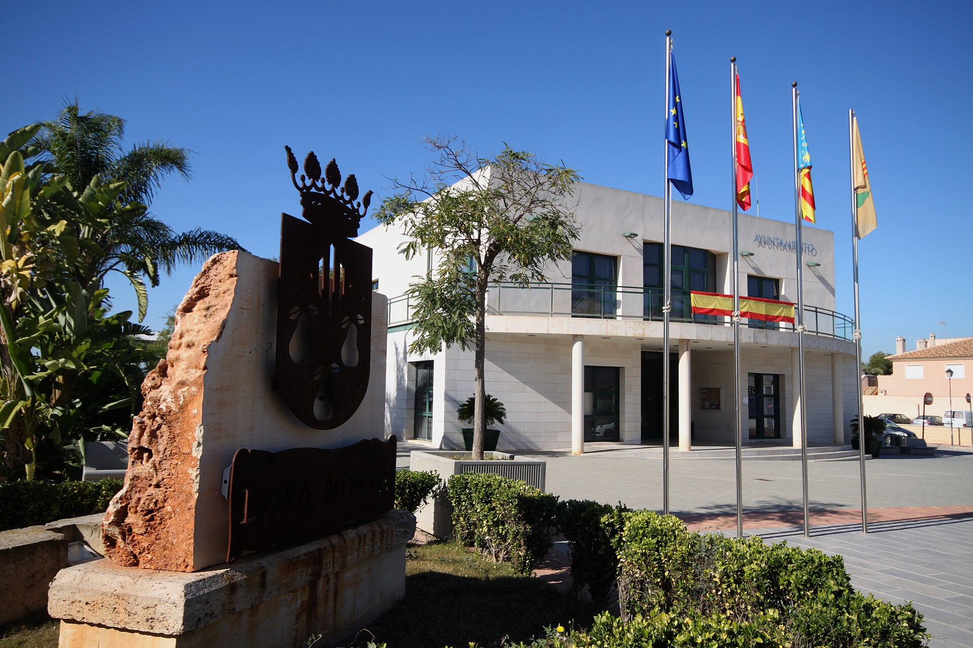 Daya Nueva — Fachada del ayuntamiento con banderas