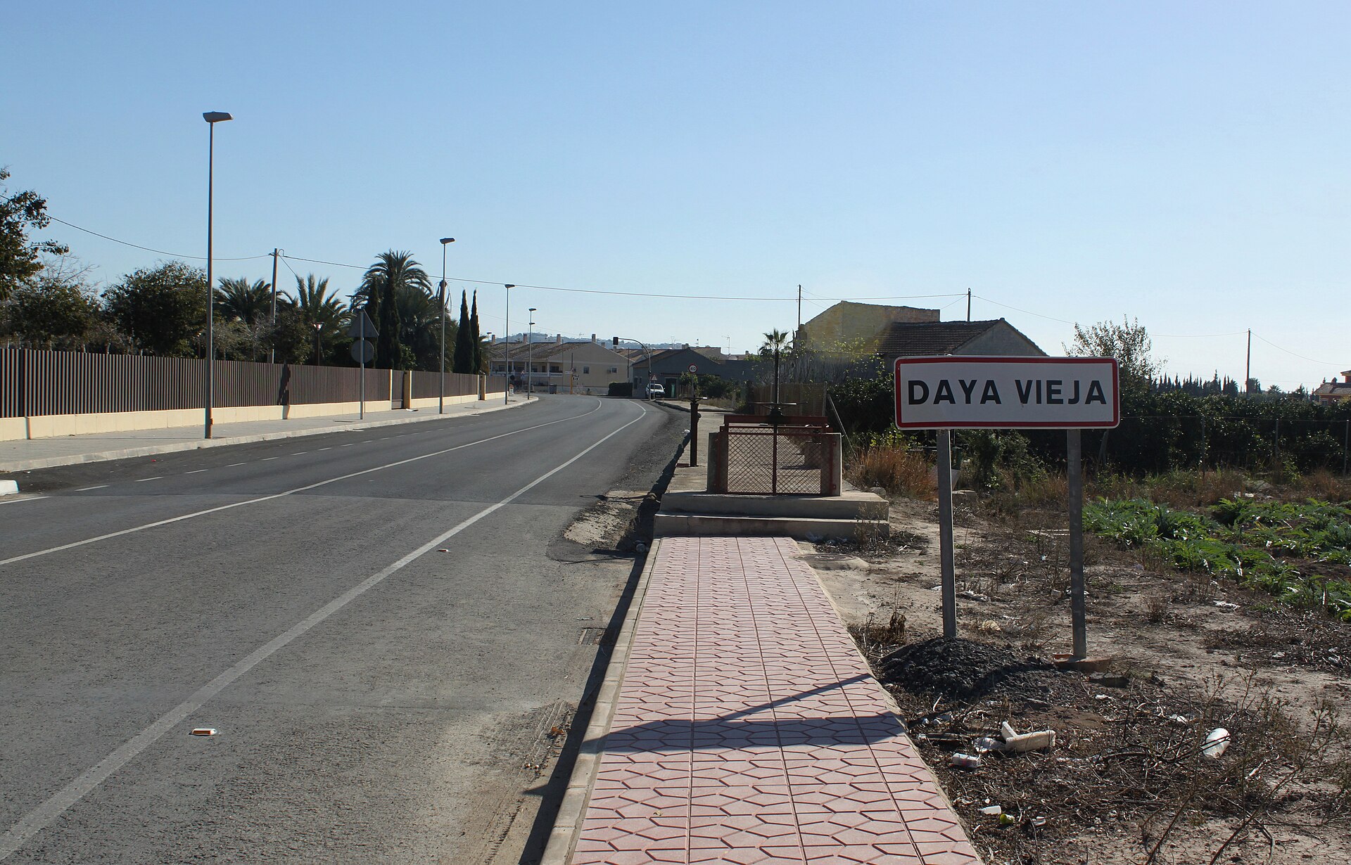 Entrada por carretera con rótulo Daya Vieja