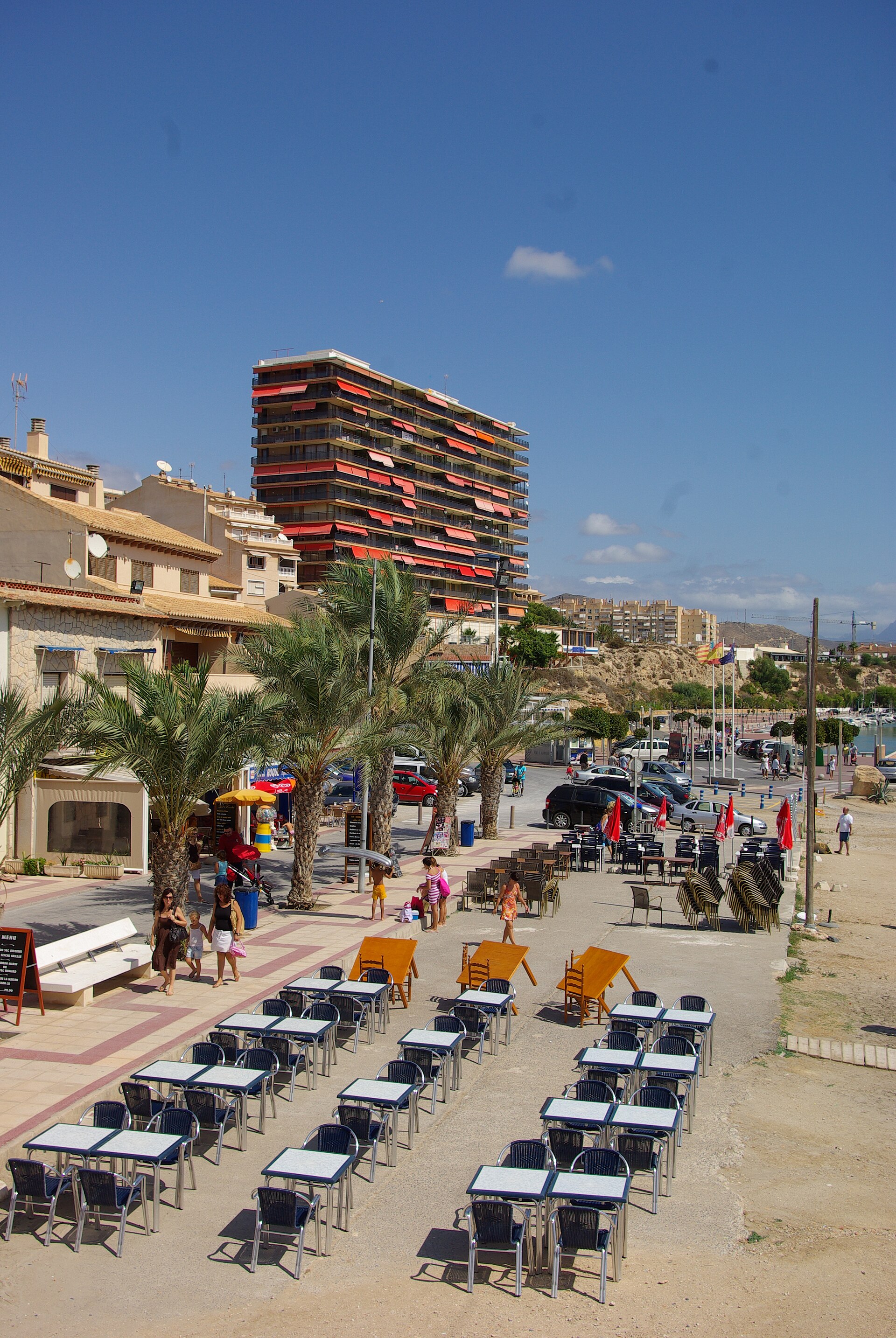 El Campello, playa La Penyeta y paseo con terrazas y palmeras