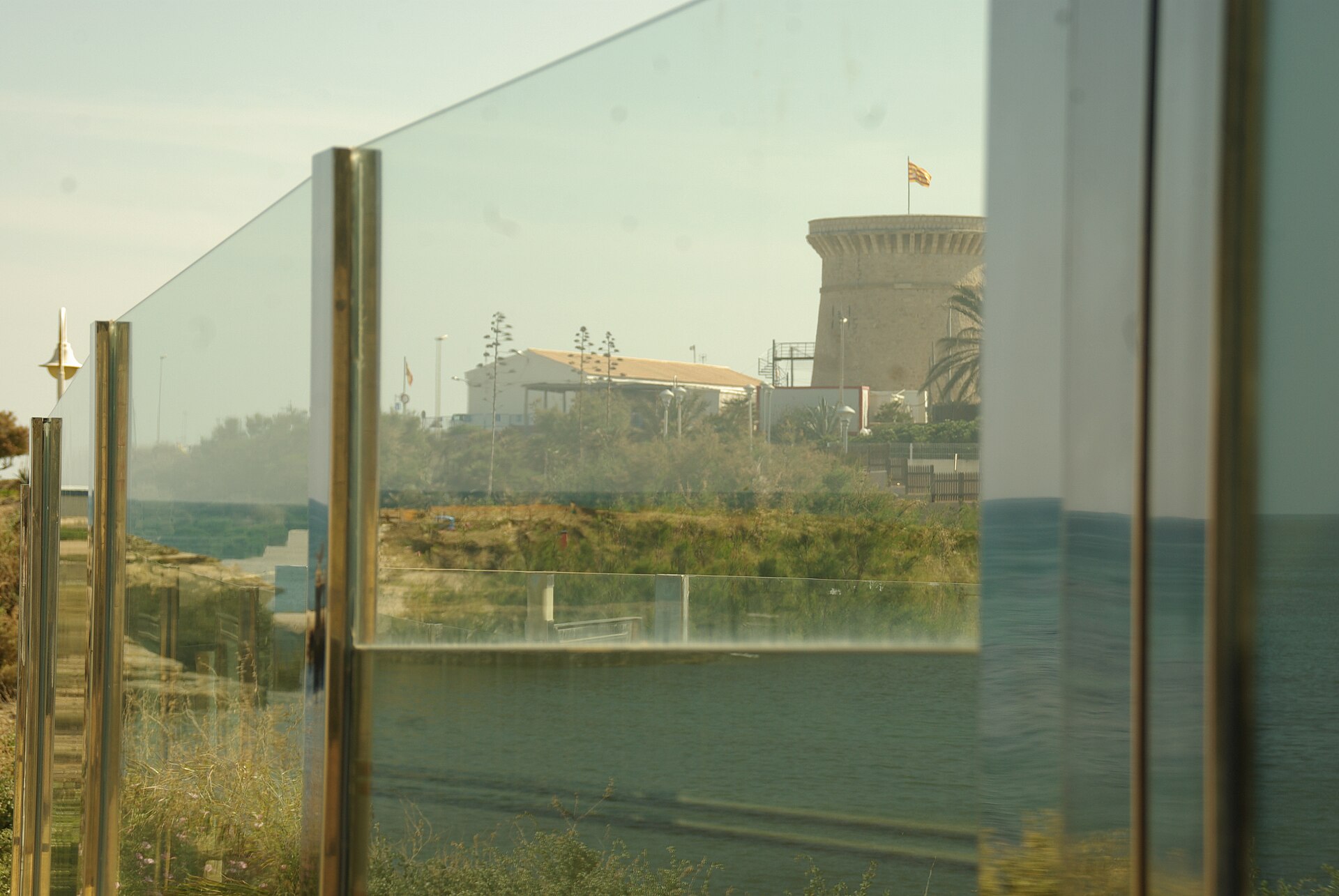 El Campello, paseo La Voramar con barandilla de vidrio y torre visible