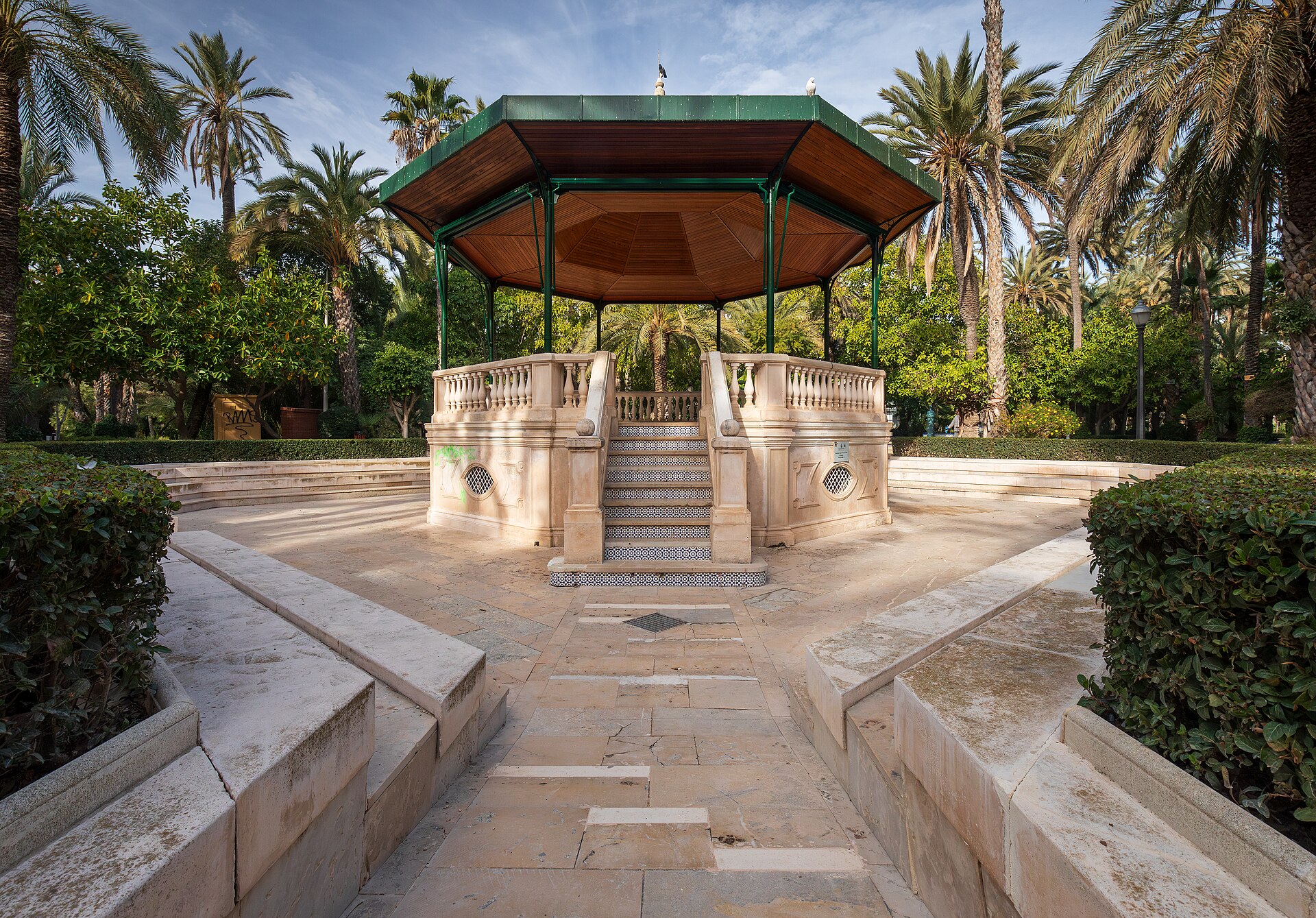 Kiosco/pabellón en el Parc Municipal d'Elx con palmeras