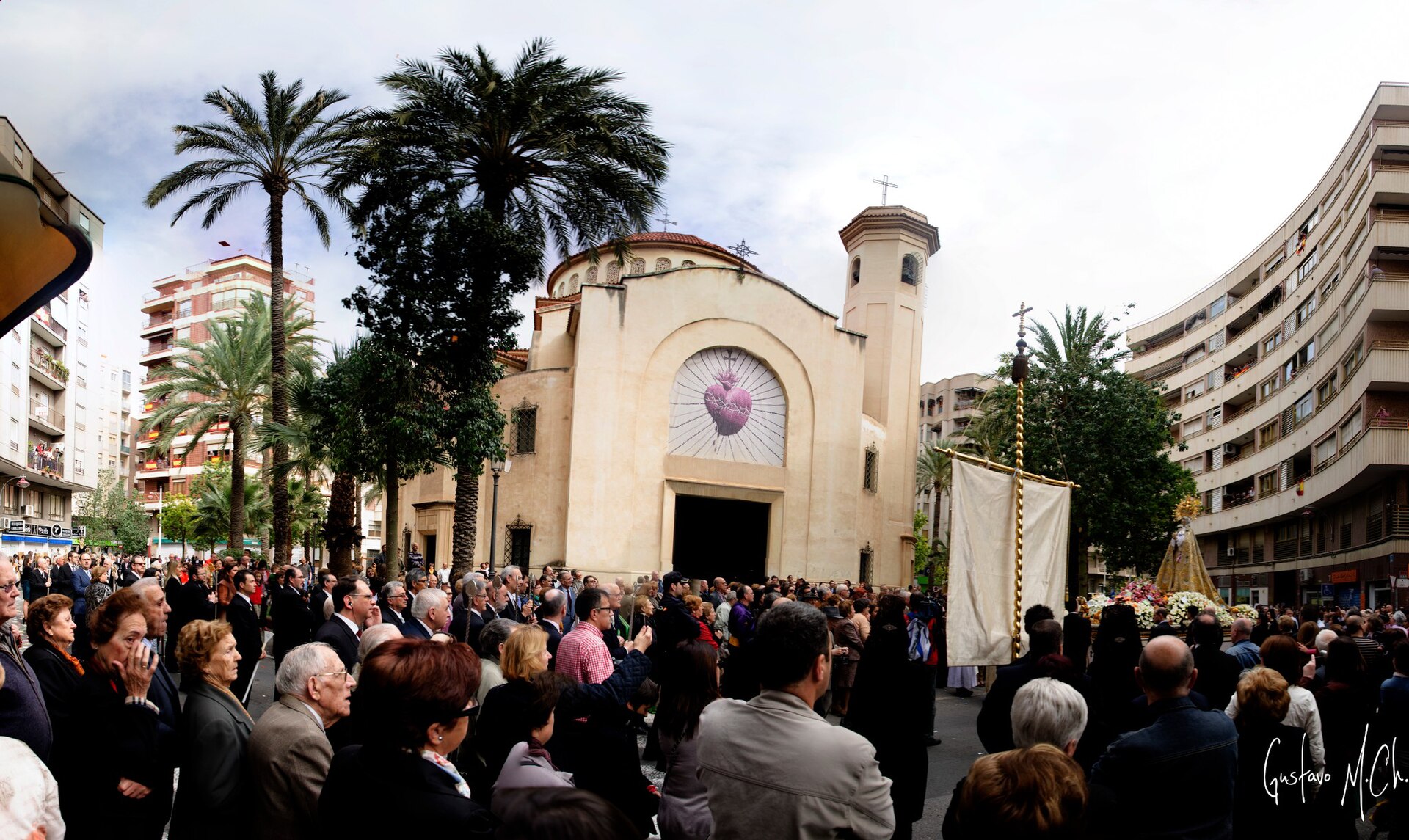 Basílica de la Virgen de Elche durante procesión en plaza urbana