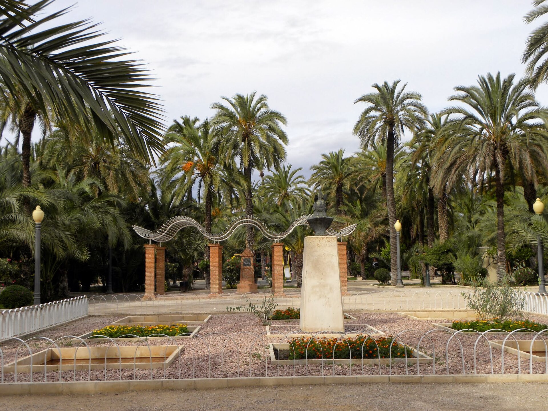 Entrada ajardinada con palmeras en Elche