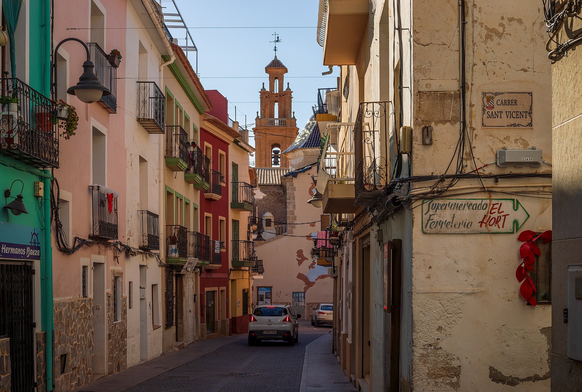 Carrer Nou con campanario al fondo en Finestrat