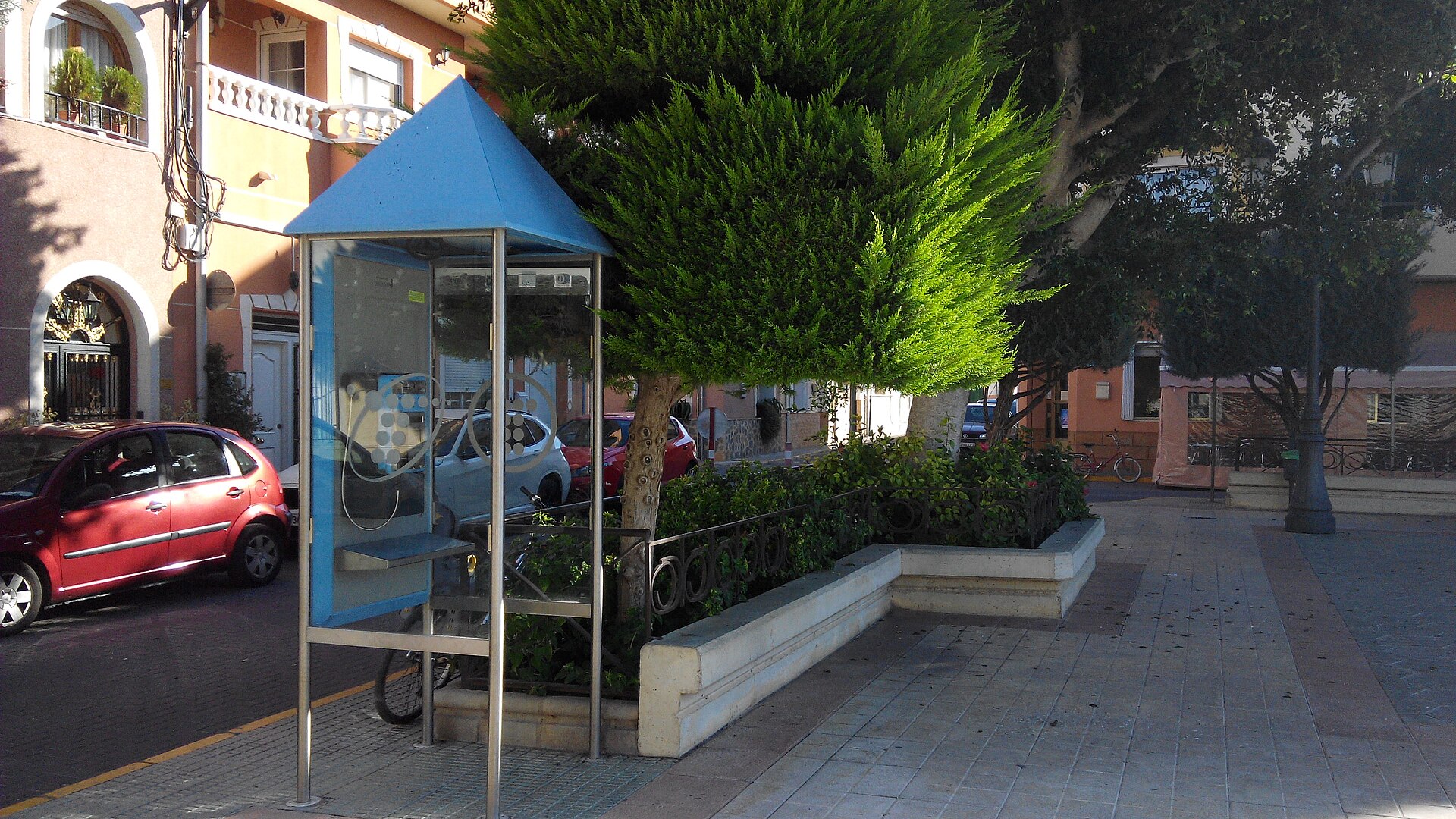 Formentera del Segura — Cabina telefónica en la plaza