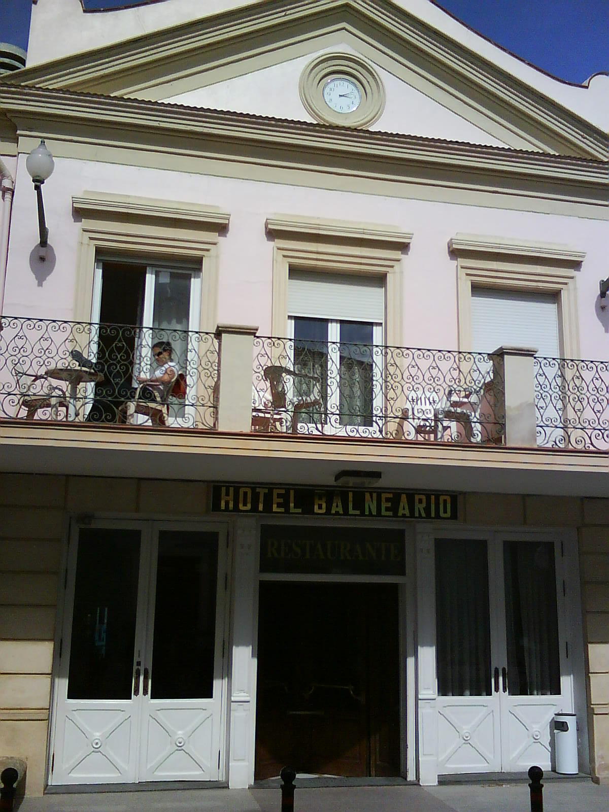 Fachada del Hotel Balneario de Fortuna, balcón y entrada
