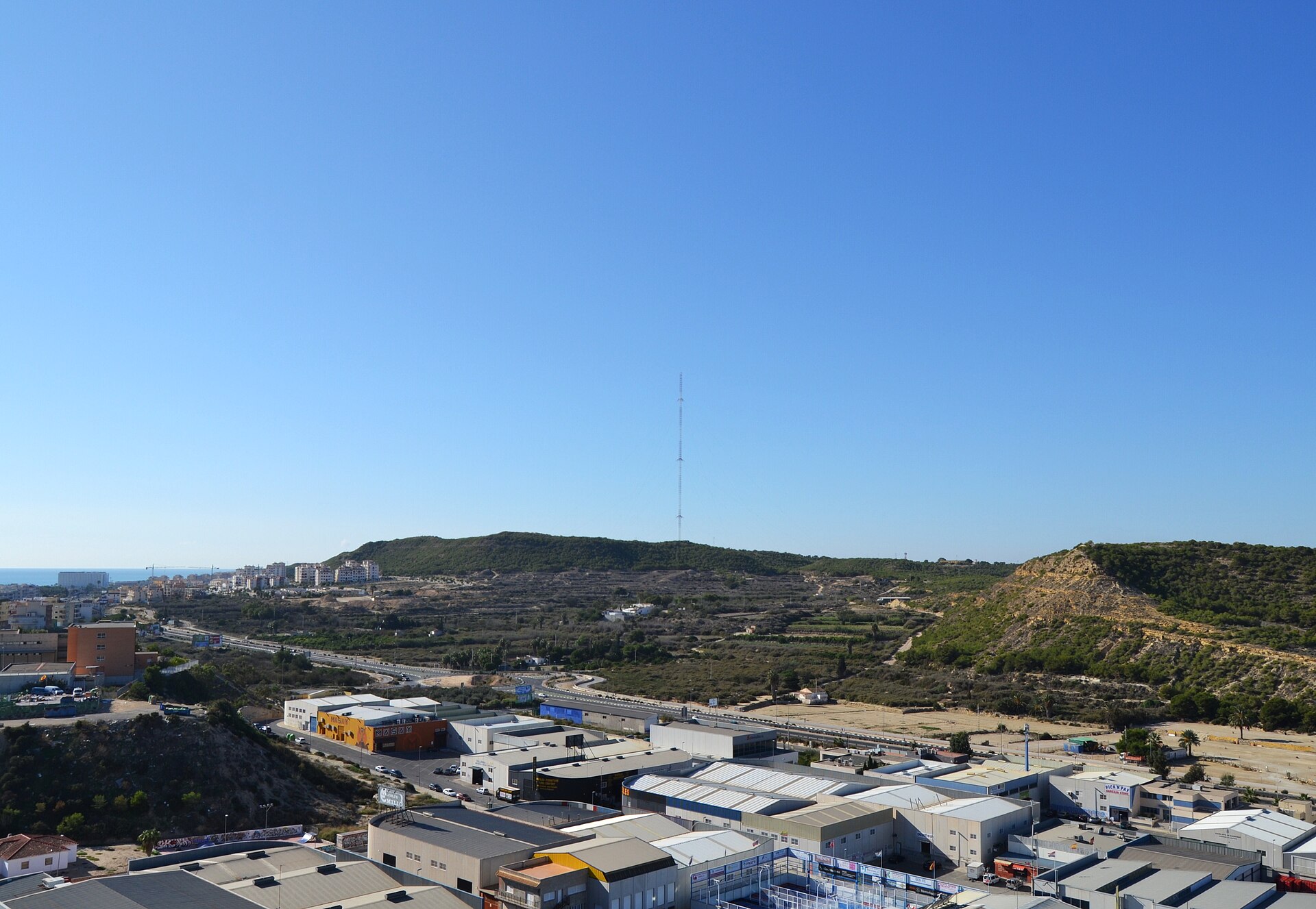 Panoràmica des del castell cap a la serra i la zona industrial de Guardamar del Segura