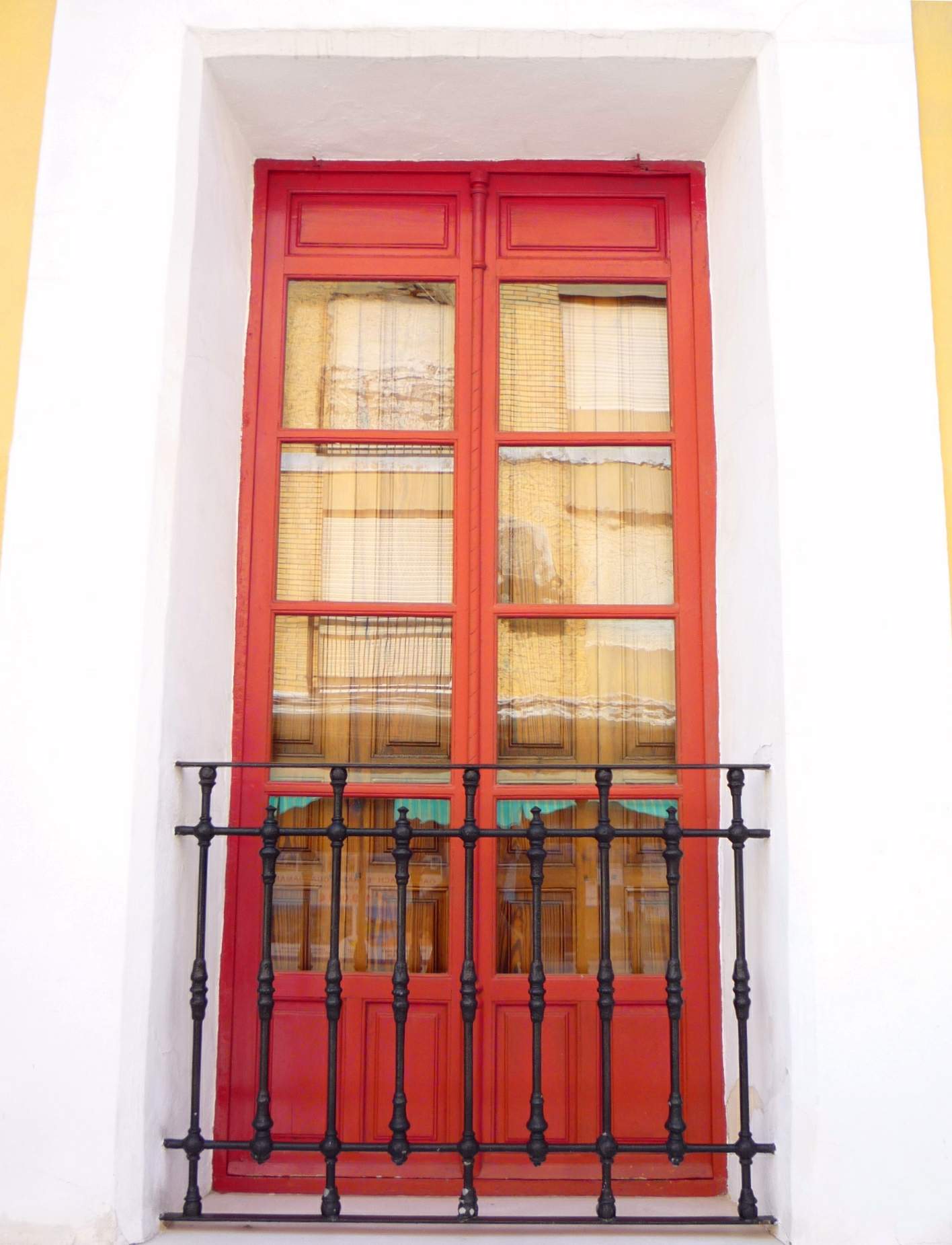 Ventana con reja en edificio de Guardamar del Segura