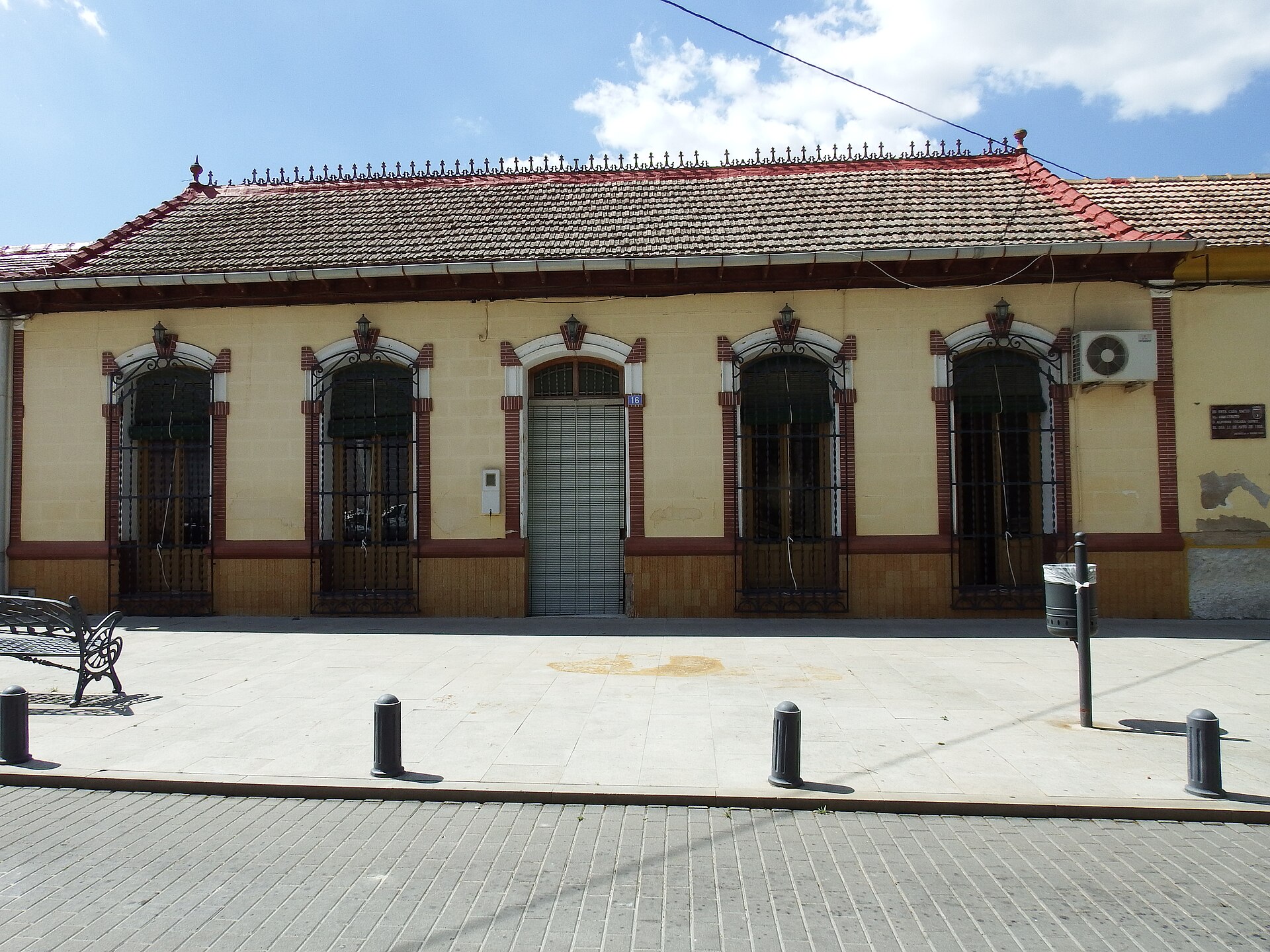 Jacarilla, fachada baja con ventanas y rejas en plaza