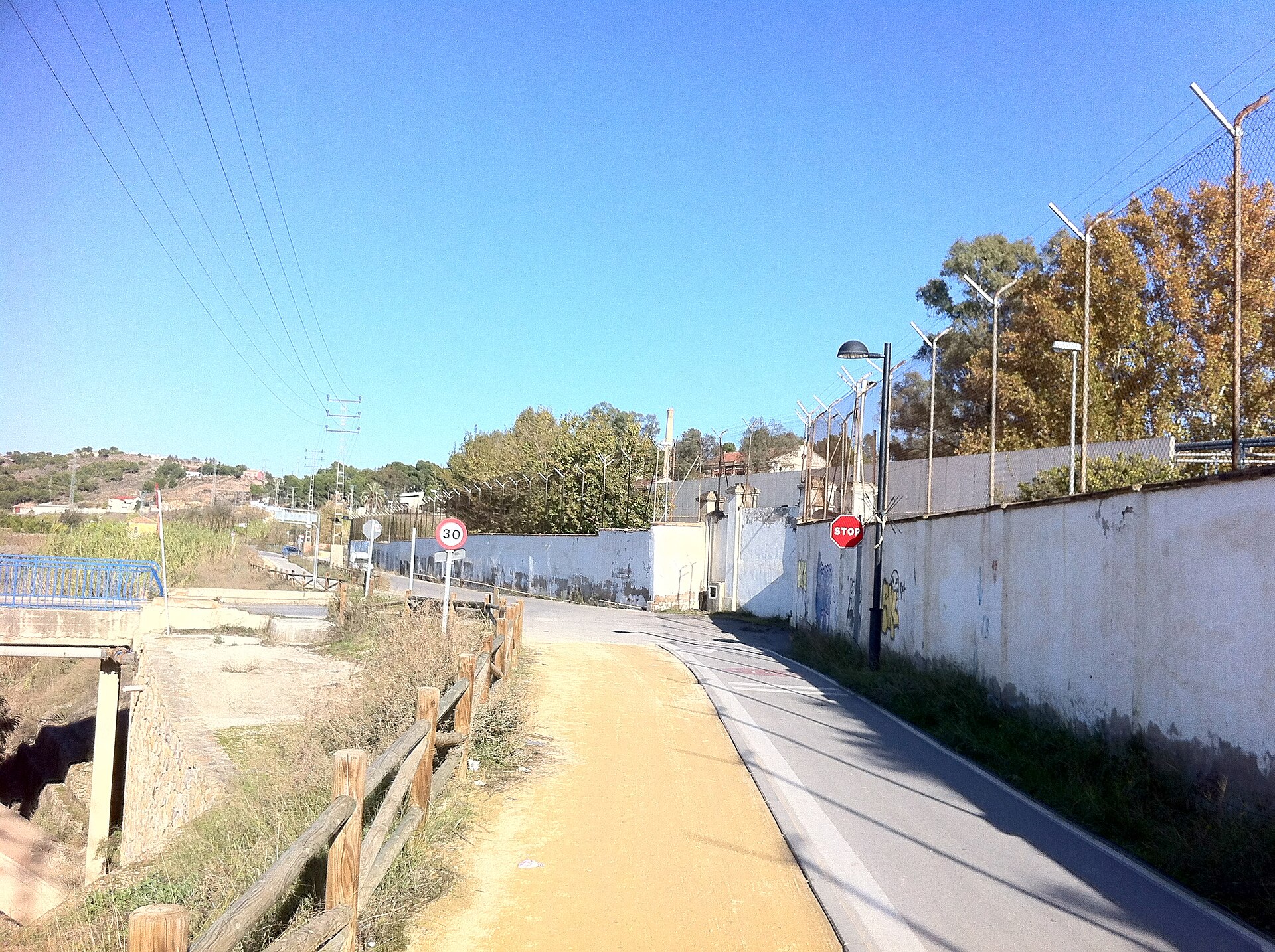 Javalí Nuevo, mota del río entre ambos Javalí junto a camino y valla perimetral