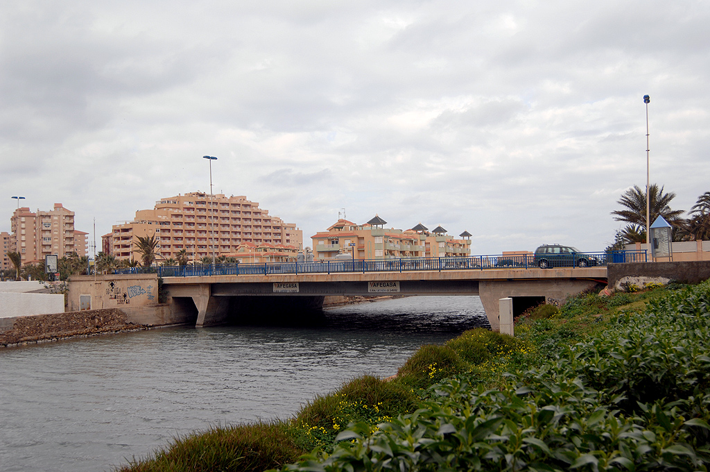 Puente sobre el Canal de Marchamalo en La Manga del Mar Menor, vista urbana