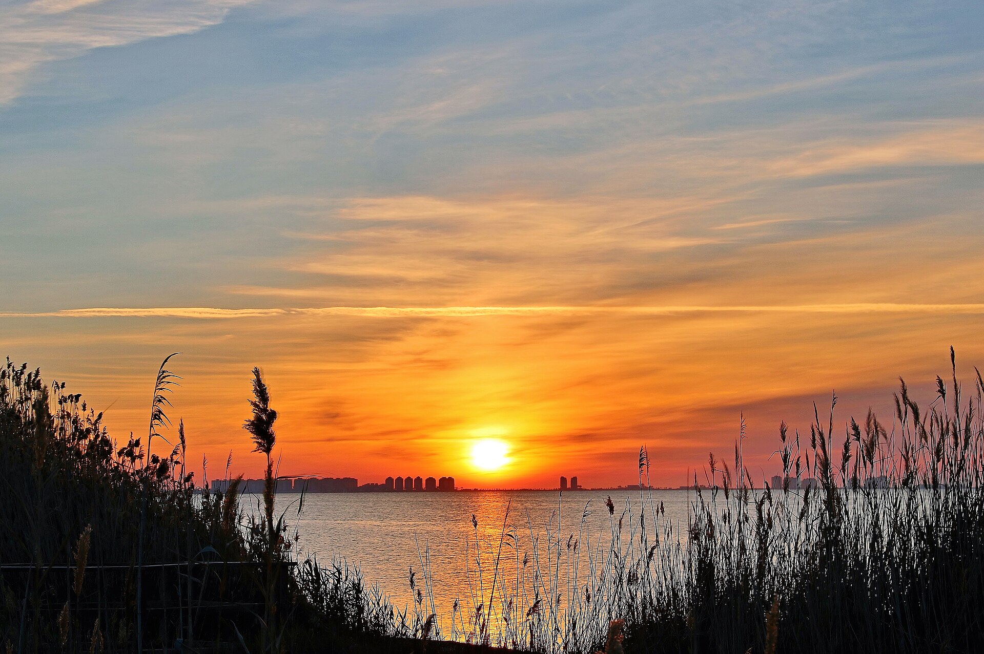 Amanecer con la silueta de La Manga del Mar Menor visible desde el cañar