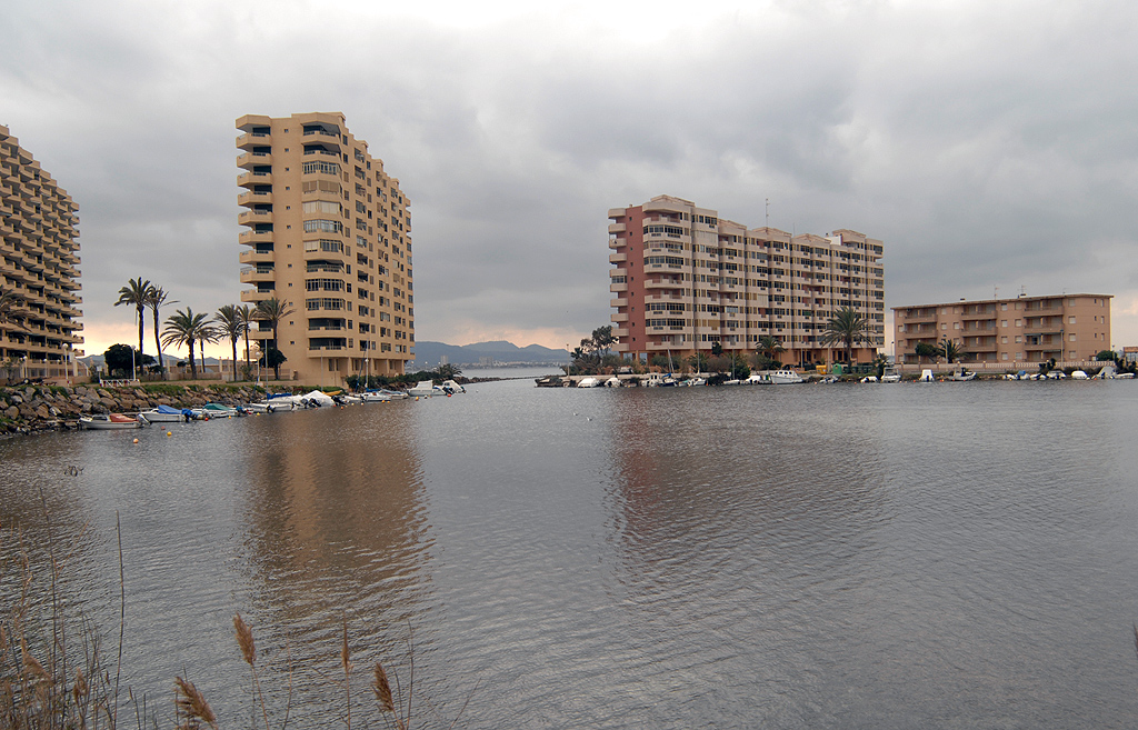 Canal de Marchamalo en La Manga del Mar Menor, edificios y embarcaderos