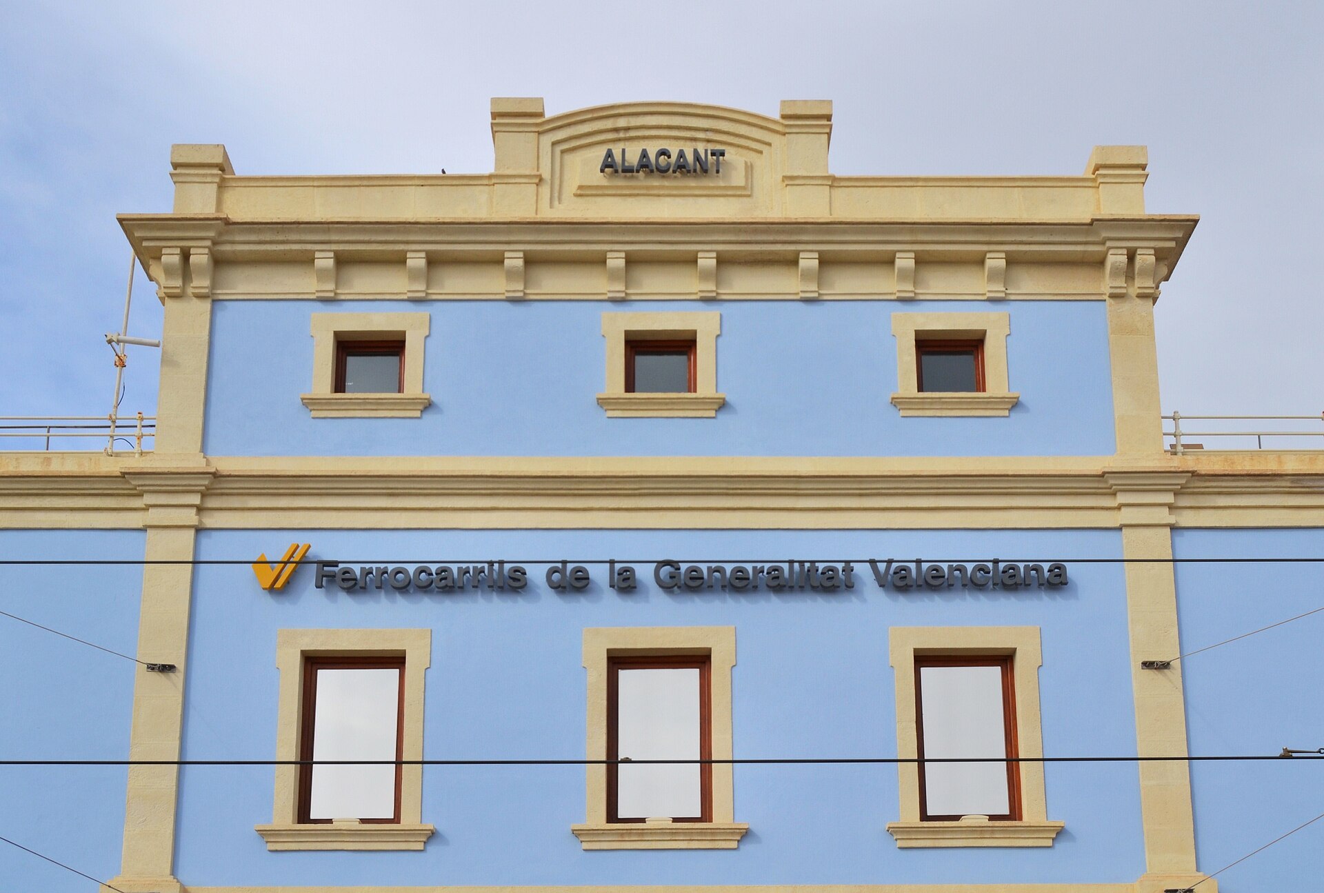 Detall superior de la façana 'ALACANT'