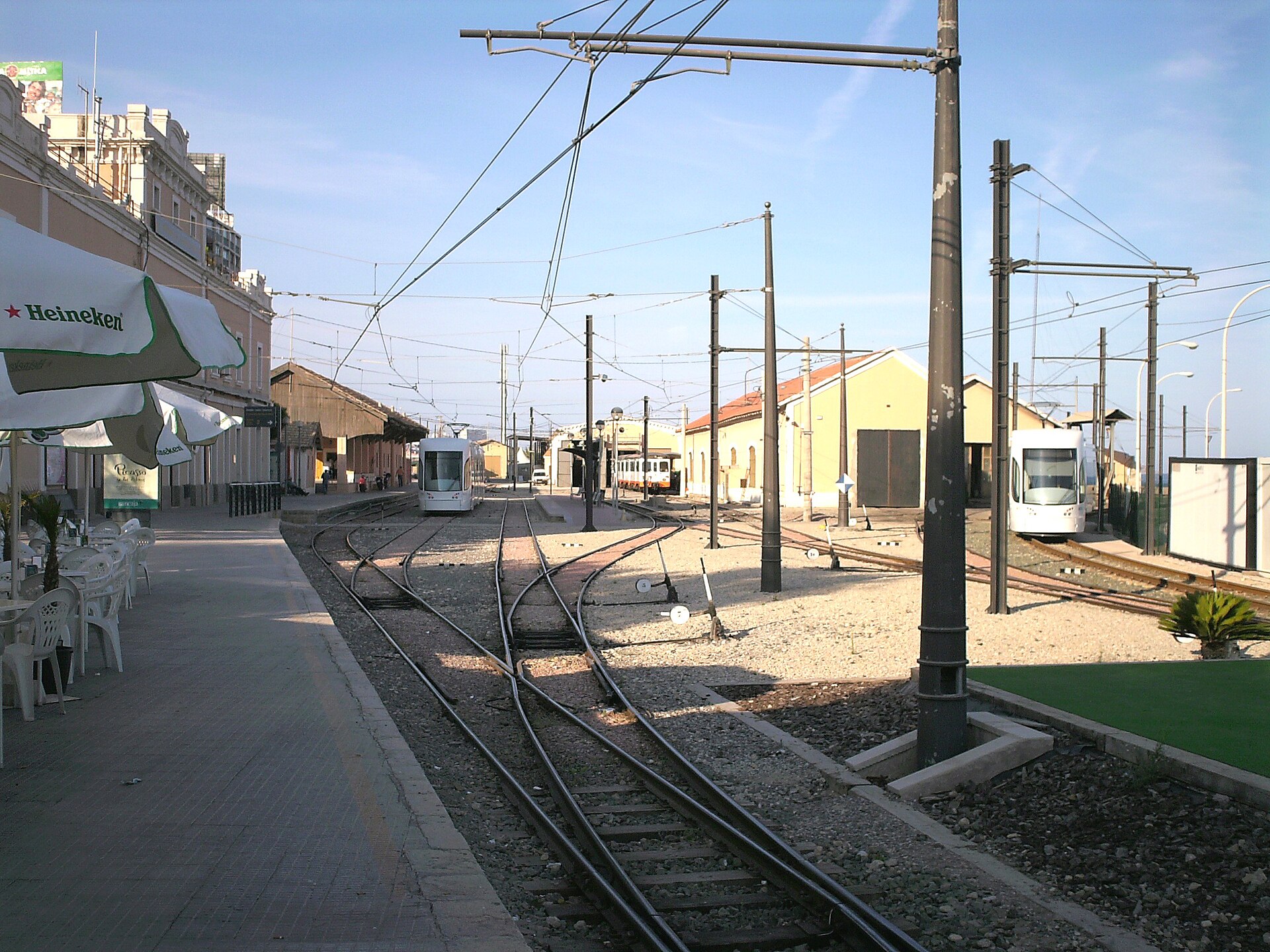 Vies i andanes de l'estació La Marina