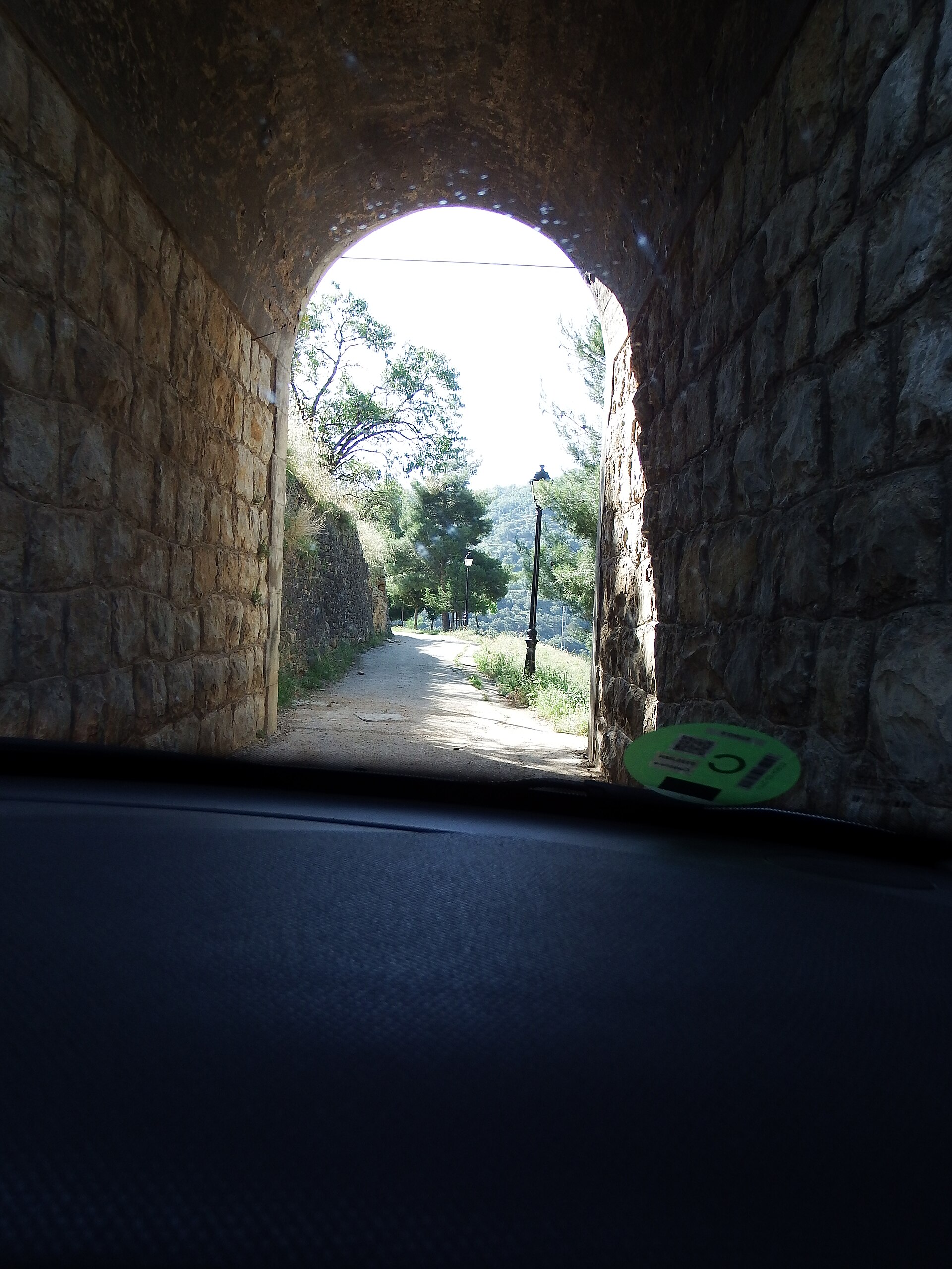 La Mata — paso abovedado con camino y farolas